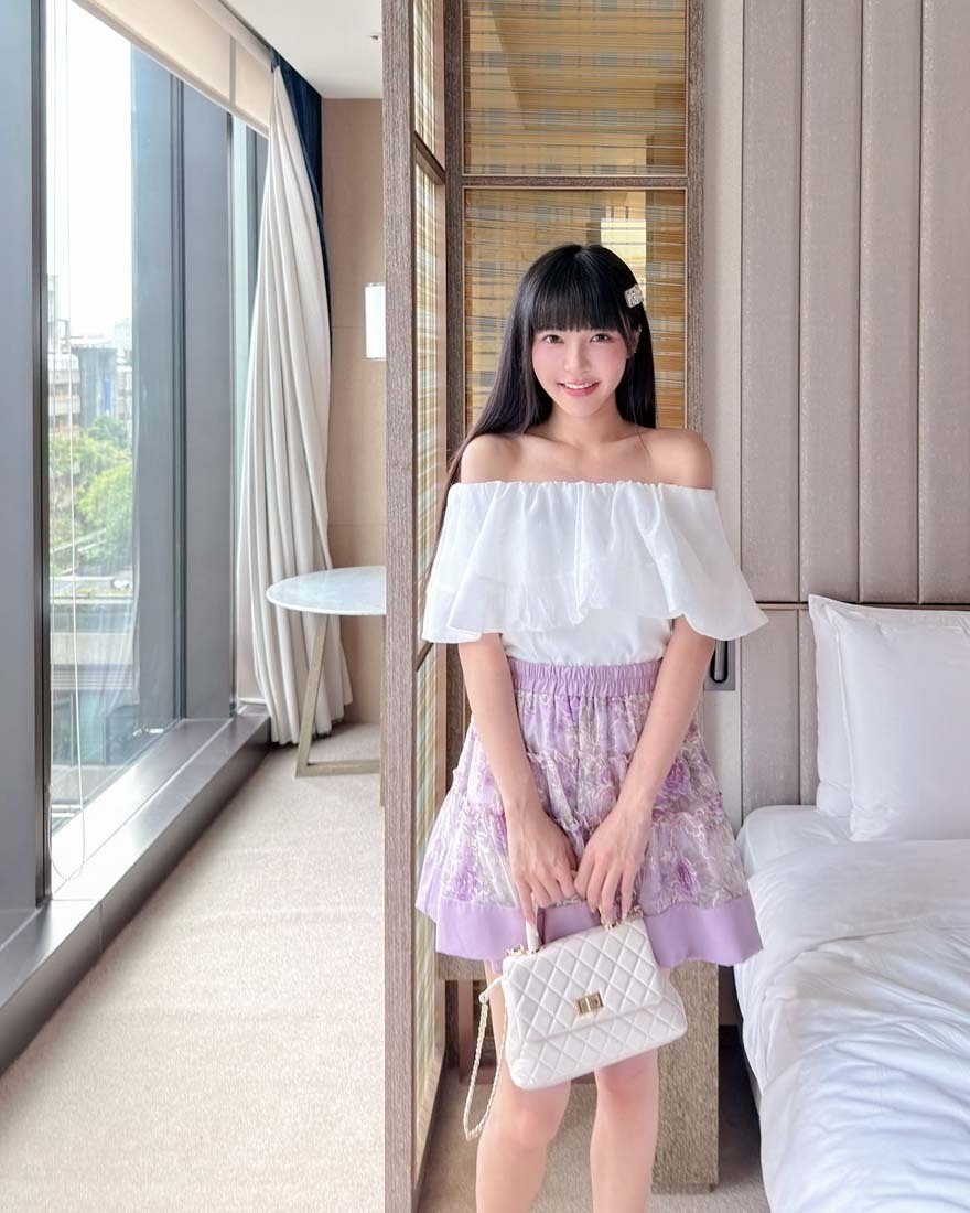LINA LINA純粹魅力純色荷葉滾邊一字領上衣-唯美白