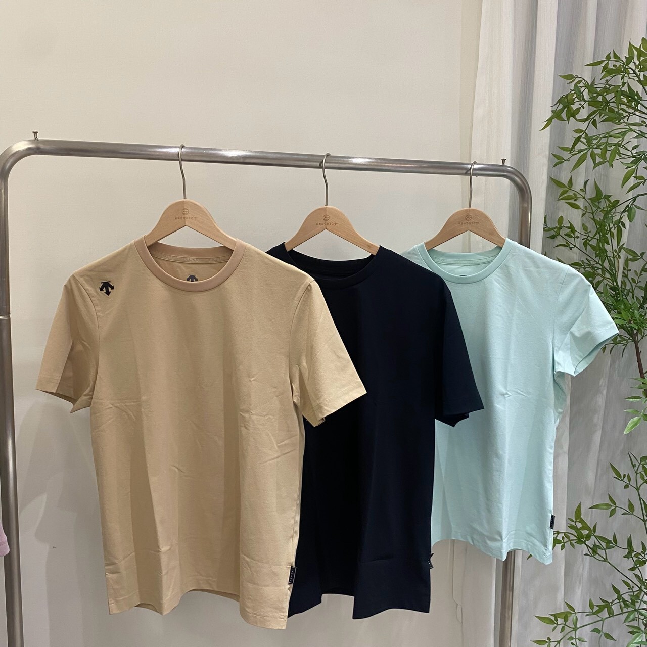 Descente 迪桑特 背後直文字質感短T SR123UTS23