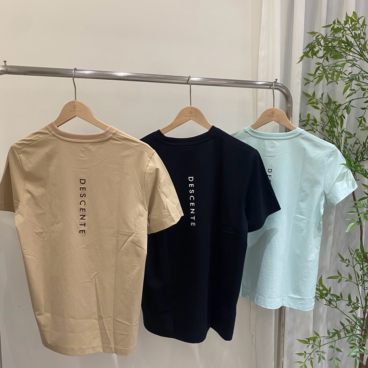 Descente 迪桑特 背後直文字質感短T SR123UTS23