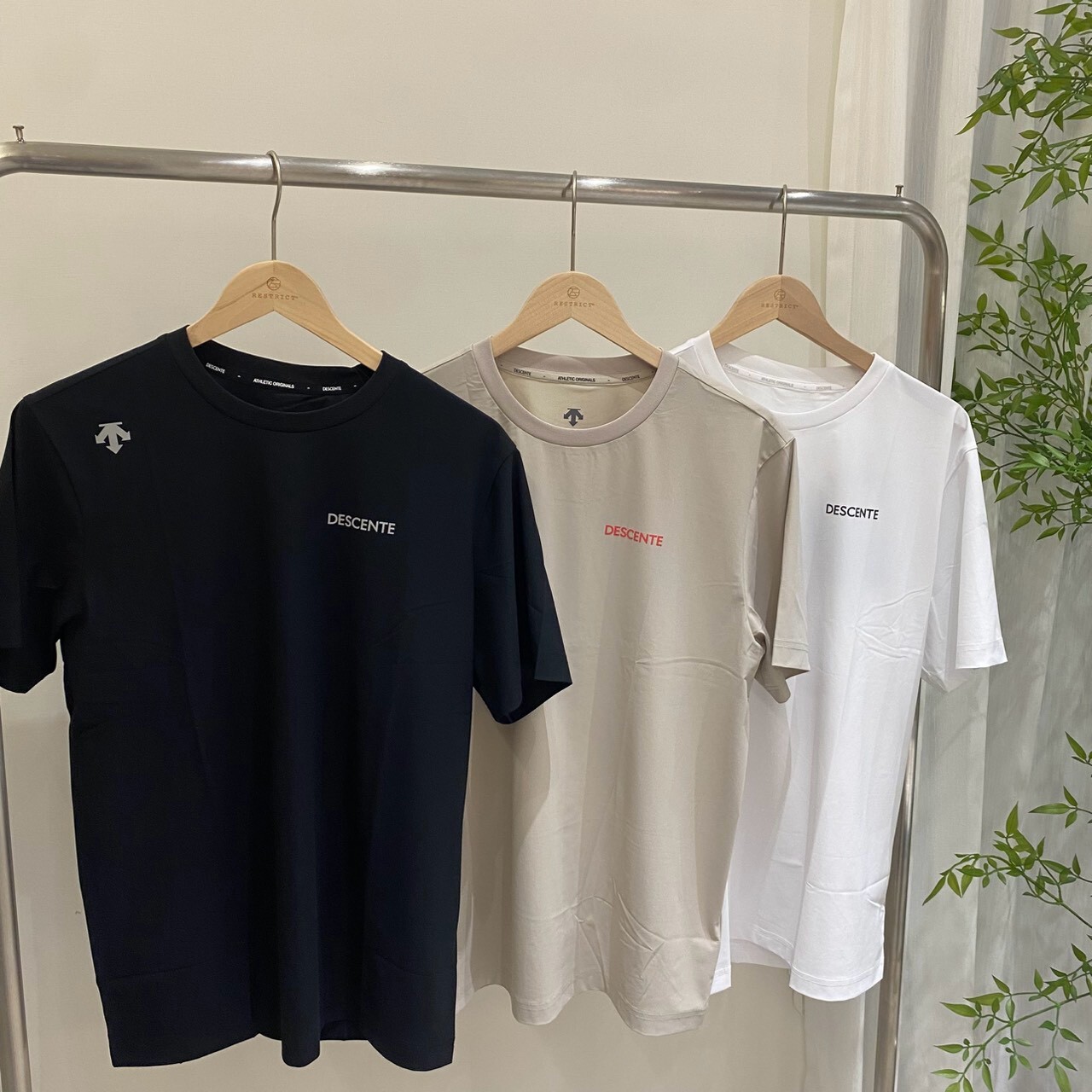 Descente 迪桑特 背後幾何塗鴉短T SR323RTS78