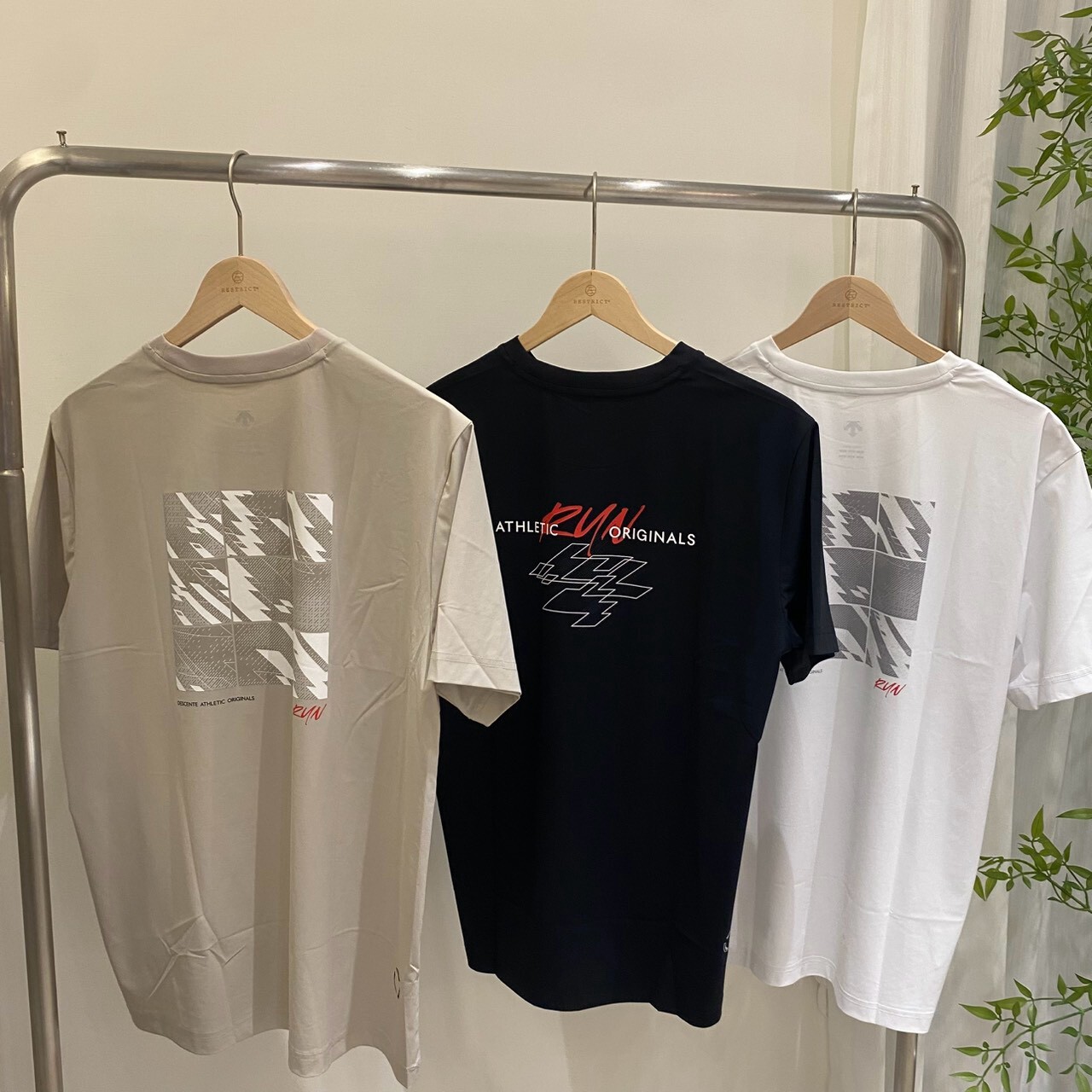 Descente 迪桑特 背後幾何塗鴉短T SR323RTS78