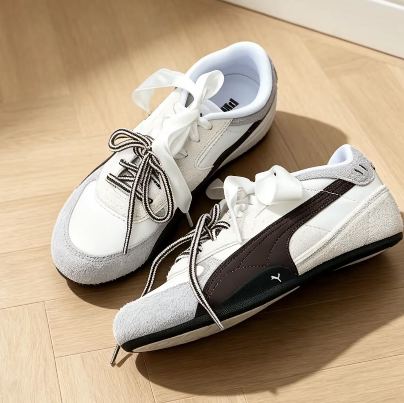 PUMA BELLA MINA 巧克力棕 灰白 麂皮拼接 薄底鞋 德訓鞋 407667-02