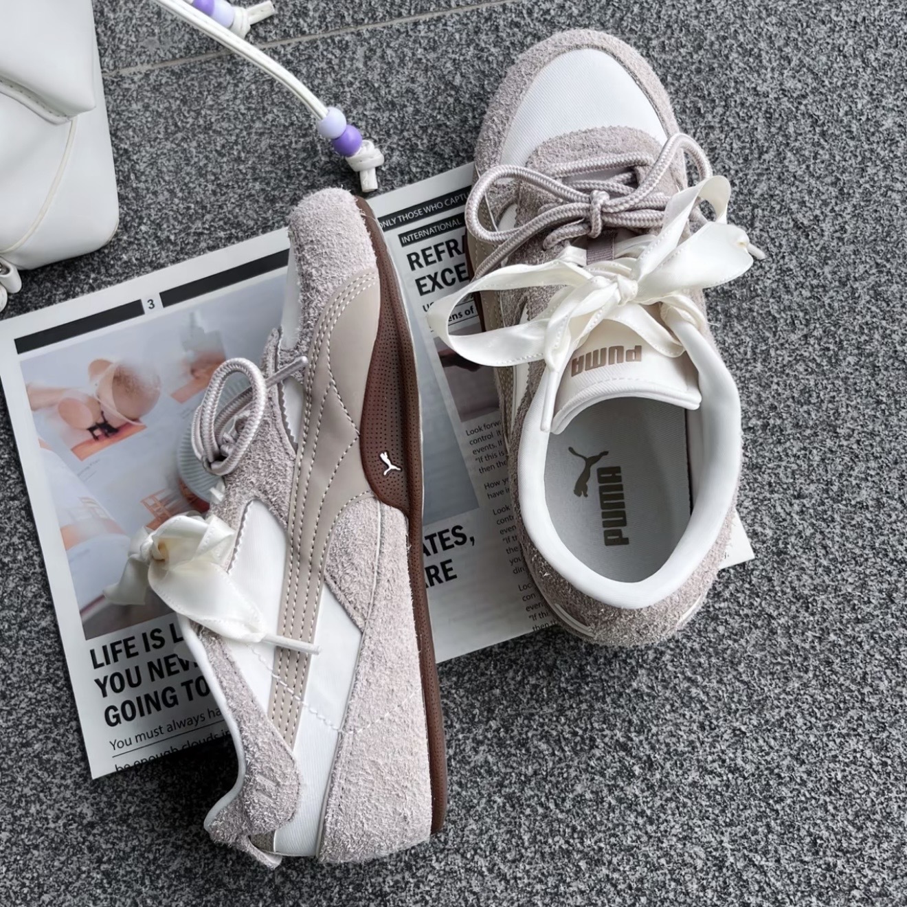 PUMA BELLA MINA 奶茶 奶油白 麂皮拼接 薄底鞋 德訓鞋 407667-06