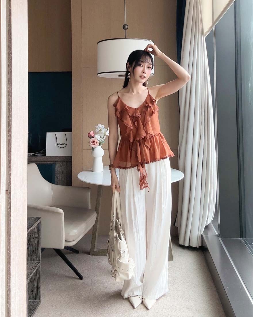 LINA LINA柔美吟詠層次緹花荷葉飄帶上衣-暖橘咖