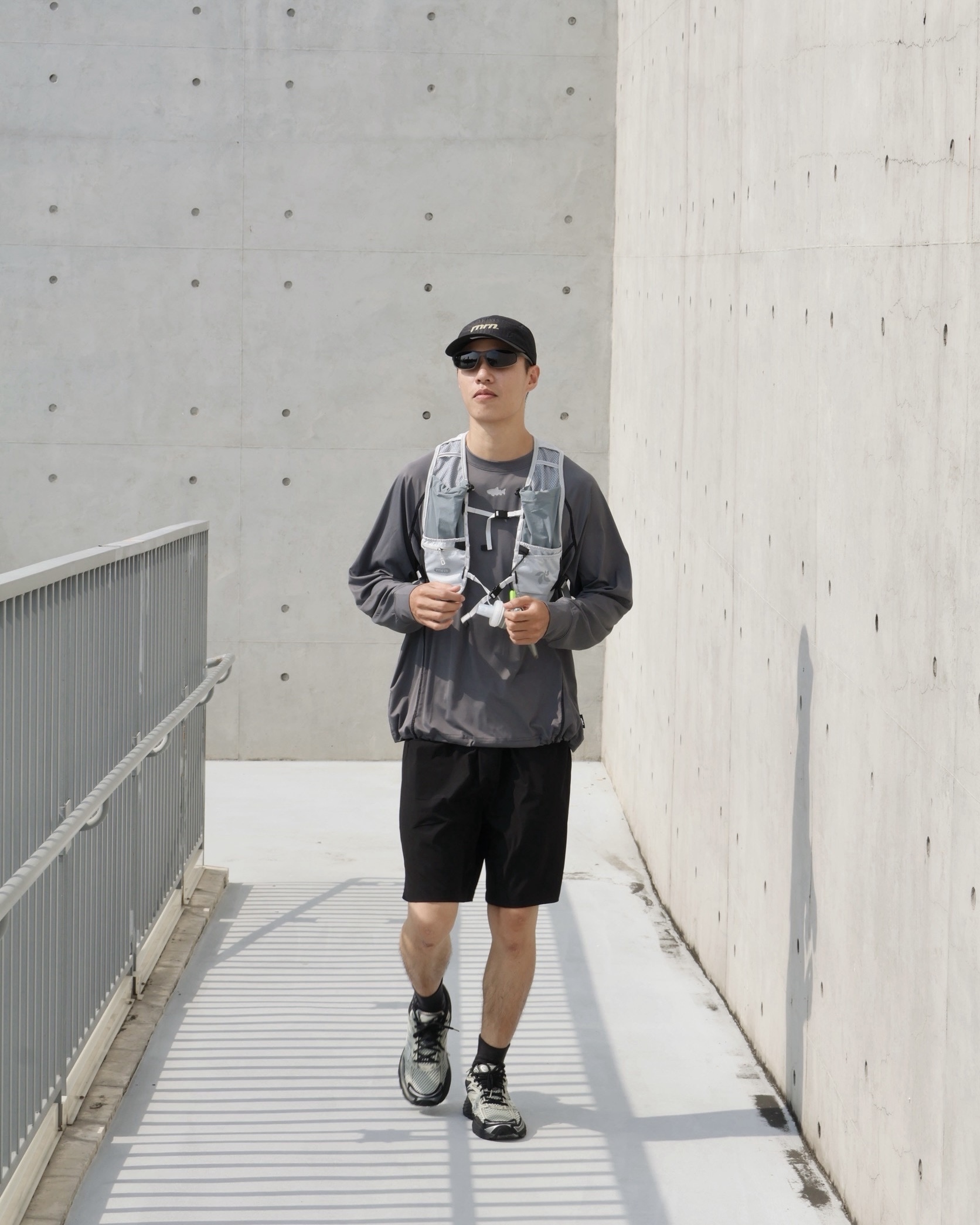 EDDIE LOOK 01