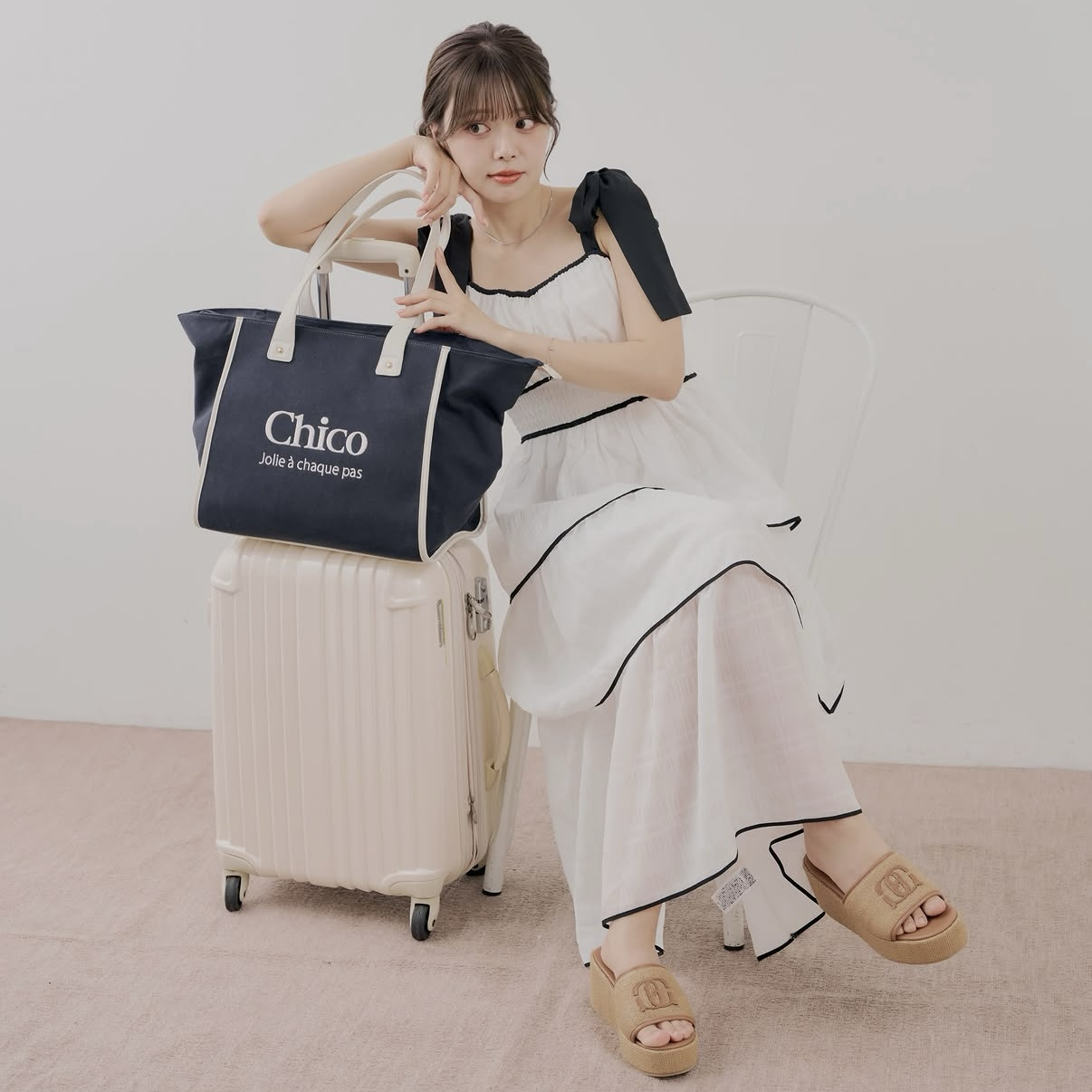 Chico / Carry-on Logo Embroidered Travel Tote Bag