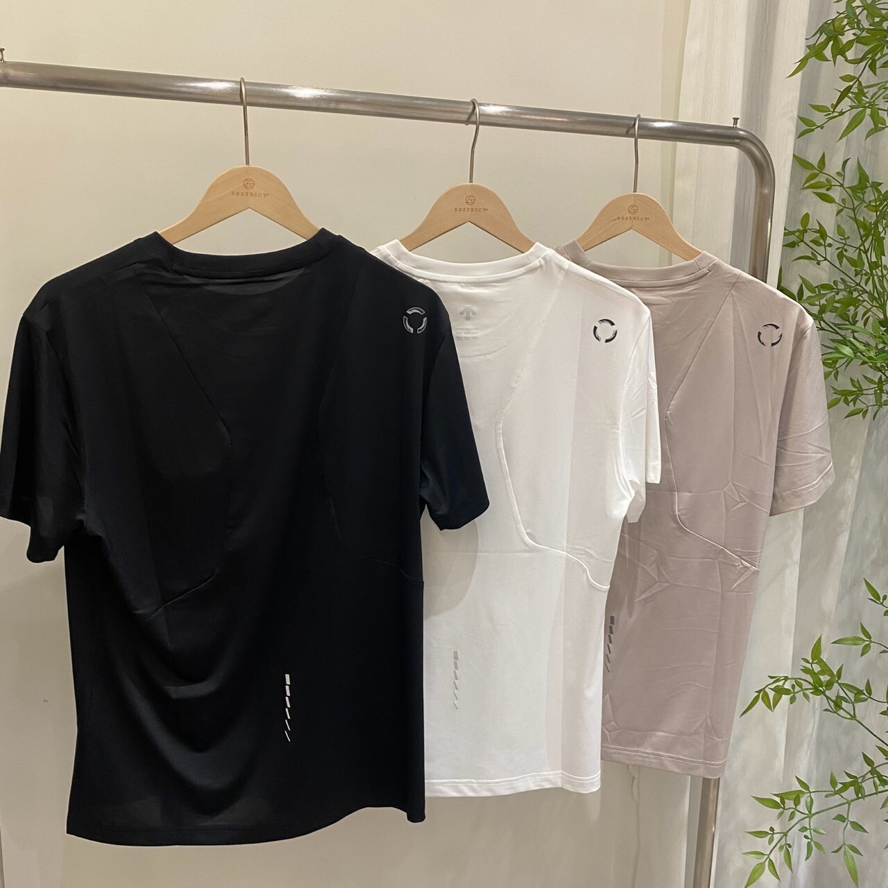 Descente 迪桑特 後肩圓標反光短T SR323RTS77