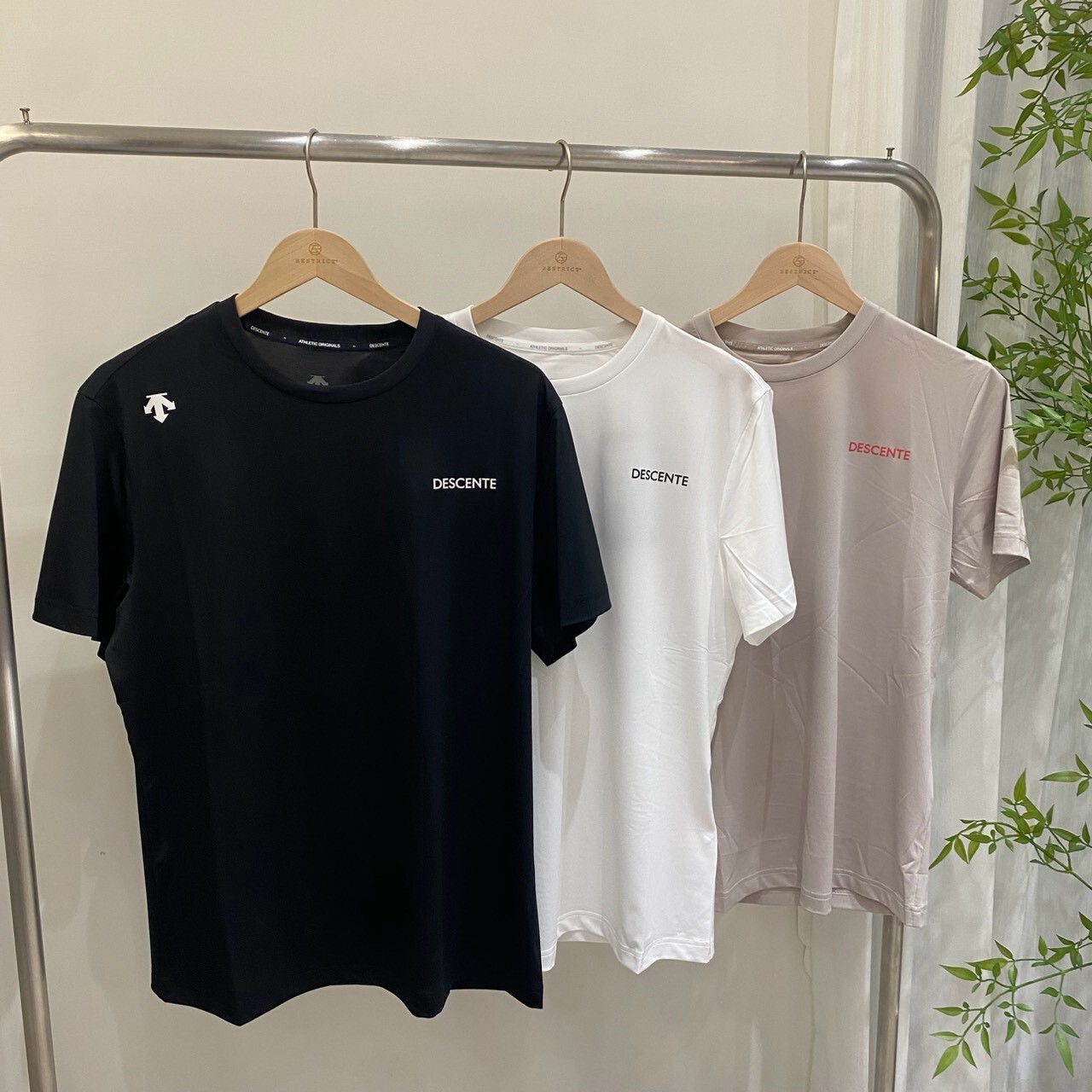 Descente 迪桑特 後肩圓標反光短T SR323RTS77