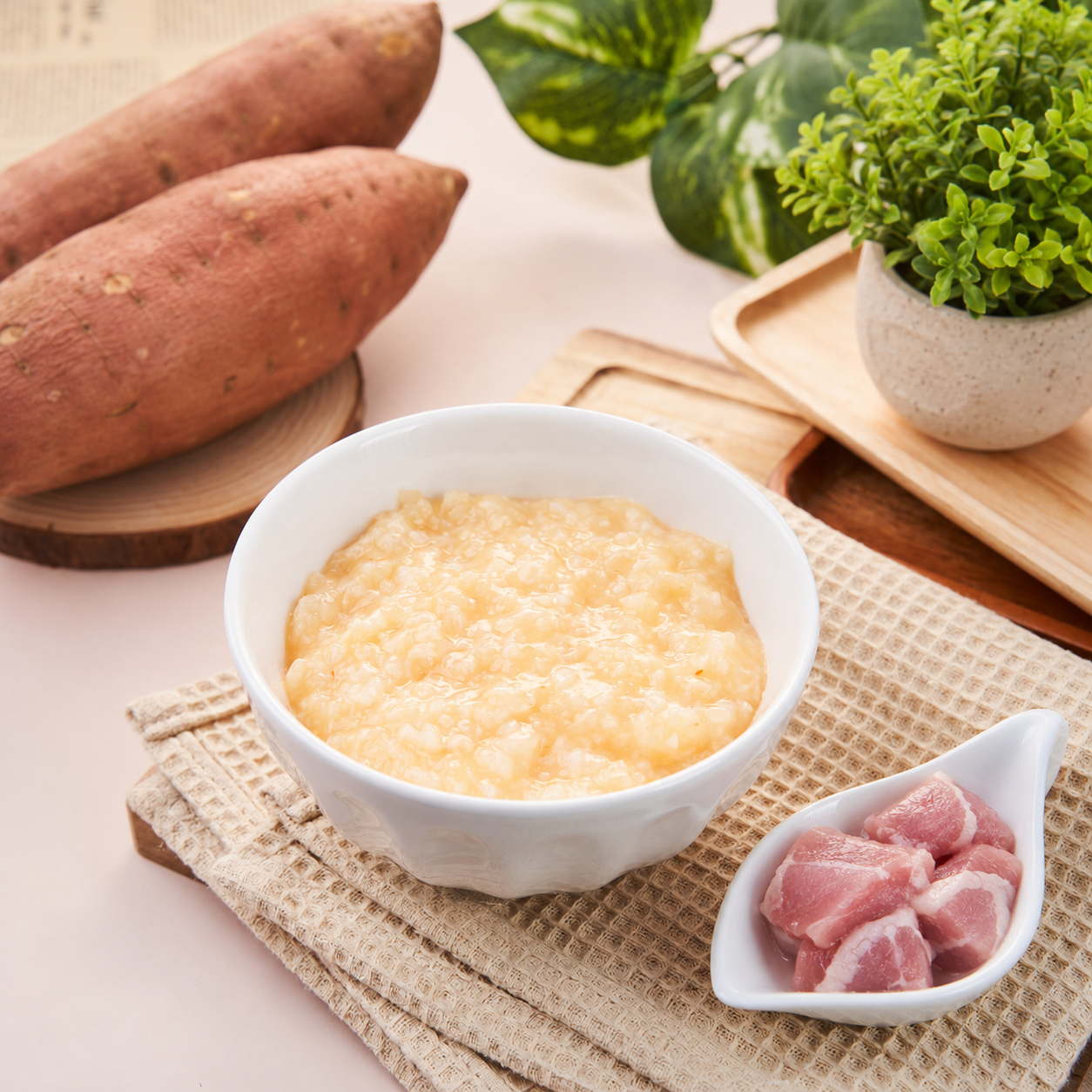 一碗地瓜豬肉寶寶粥, 旁邊放著地瓜和豬肉食材