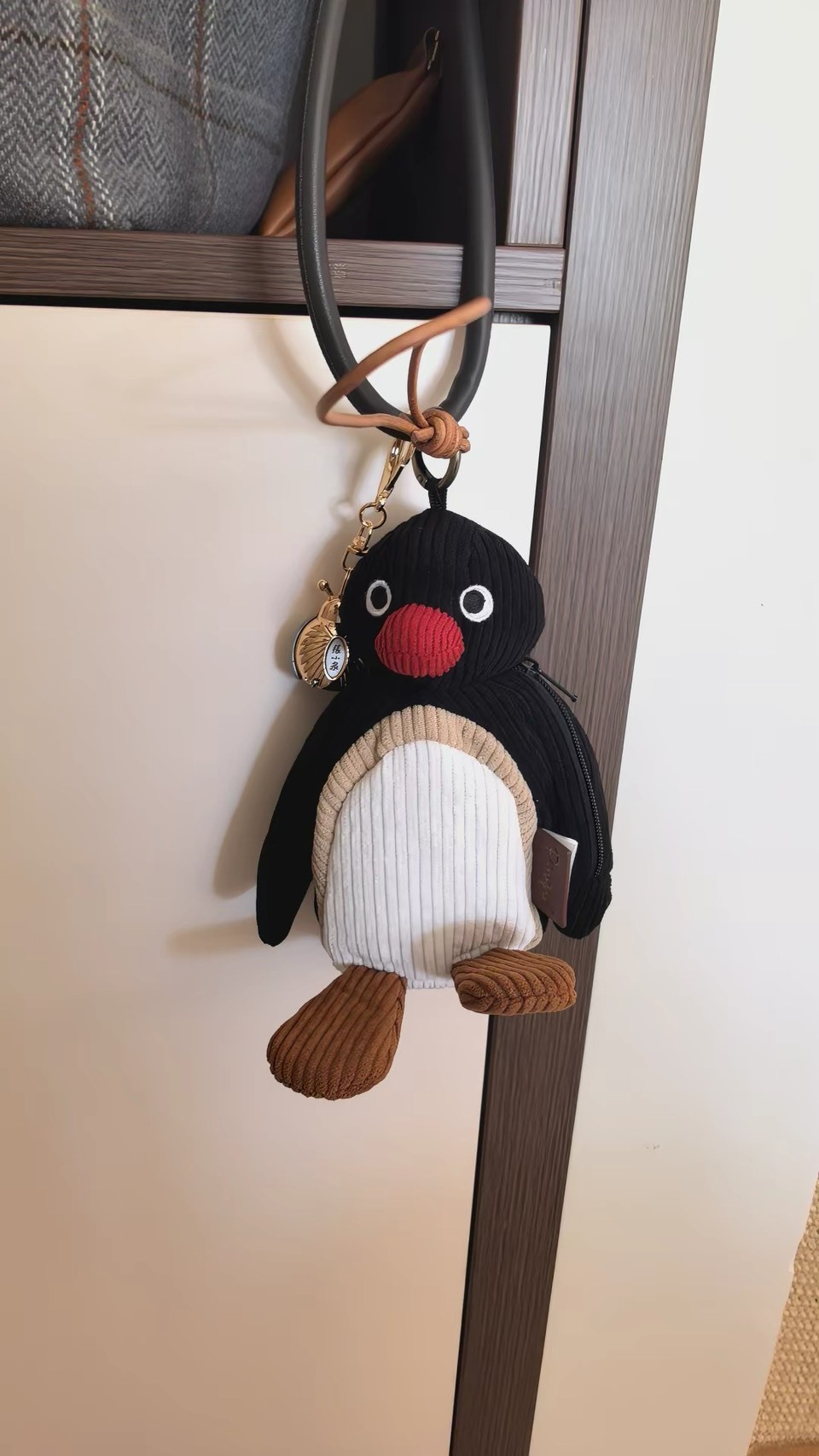<最可愛的那隻企鵝又來惹🤍>正版授權 Pingu 耳機包掛飾