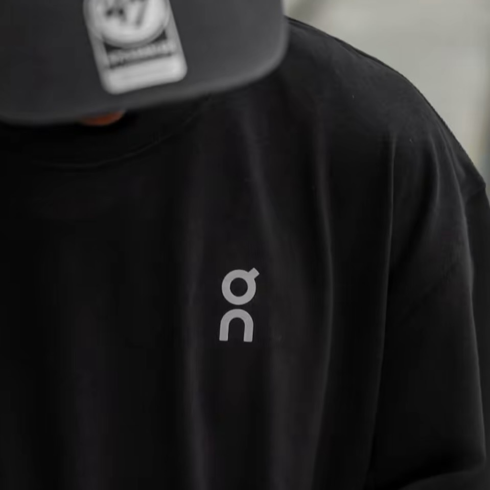 ON 昂跑 MEN'S CLUB-T 黑色 經典LOGO 圓領短袖 1ME10050553