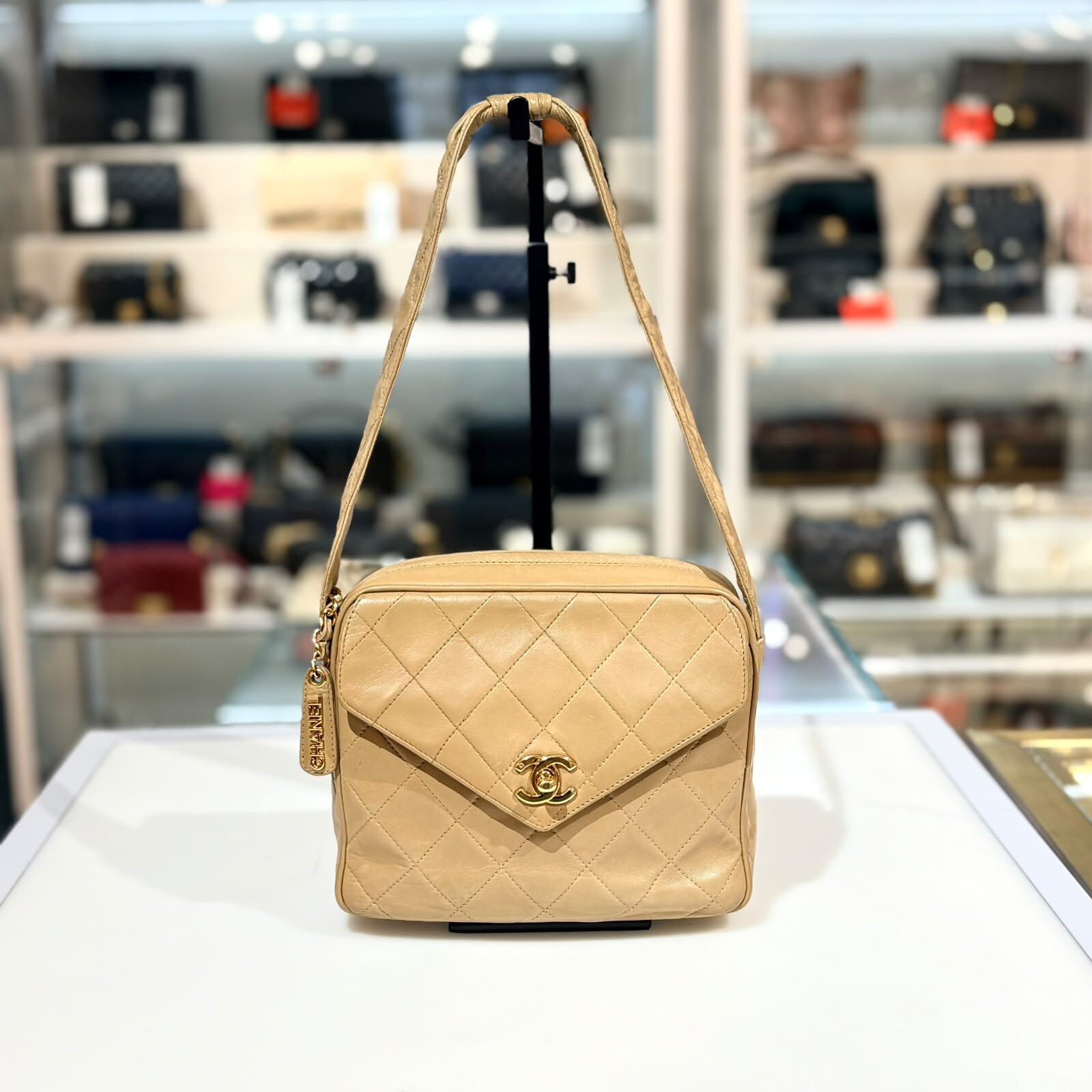 95%NEW二手CHANEL相機包, VINTAGE, FRONT POCKET, 奶茶色小羊皮/金扣, #香奈兒中古袋 #香榭站正品
