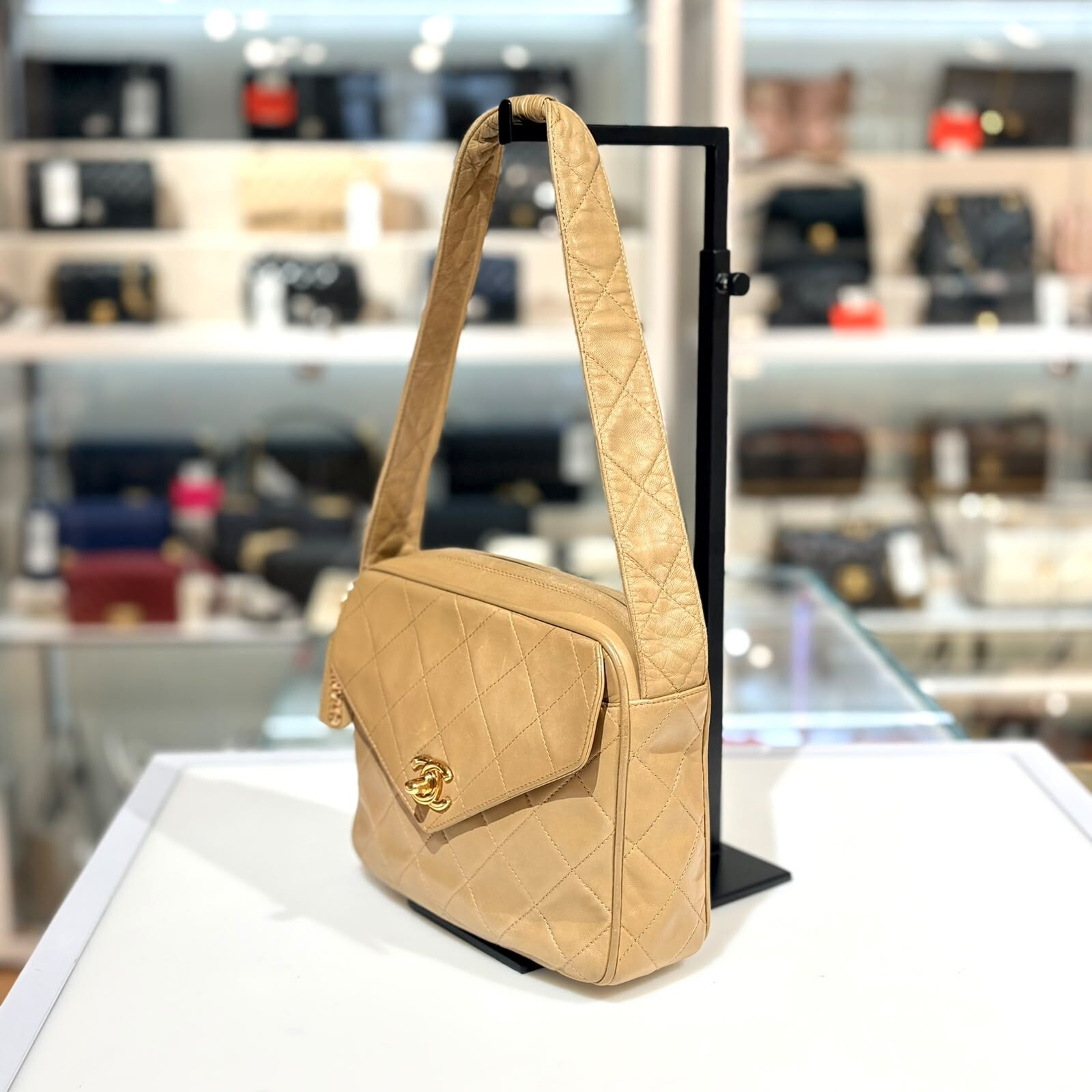 95%NEW二手CHANEL相機包, VINTAGE, FRONT POCKET, 奶茶色小羊皮/金扣, #香奈兒中古袋 #香榭站正品