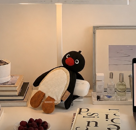<最可愛的那隻企鵝又來惹🤍>正版授權 Pingu 耳機包掛飾
