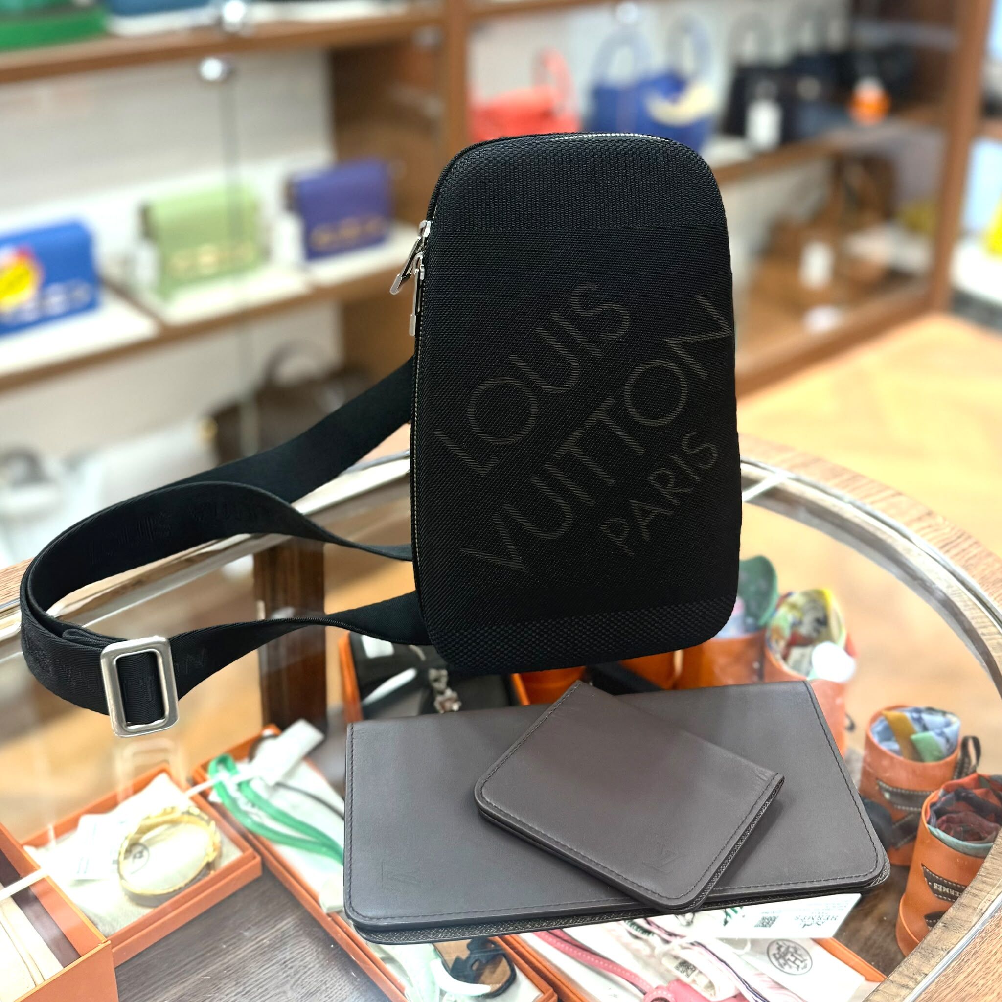 95%NEW USED LV 斜背包/腰包 DAMIER GEANT MAJE 黑色帆布 M93502