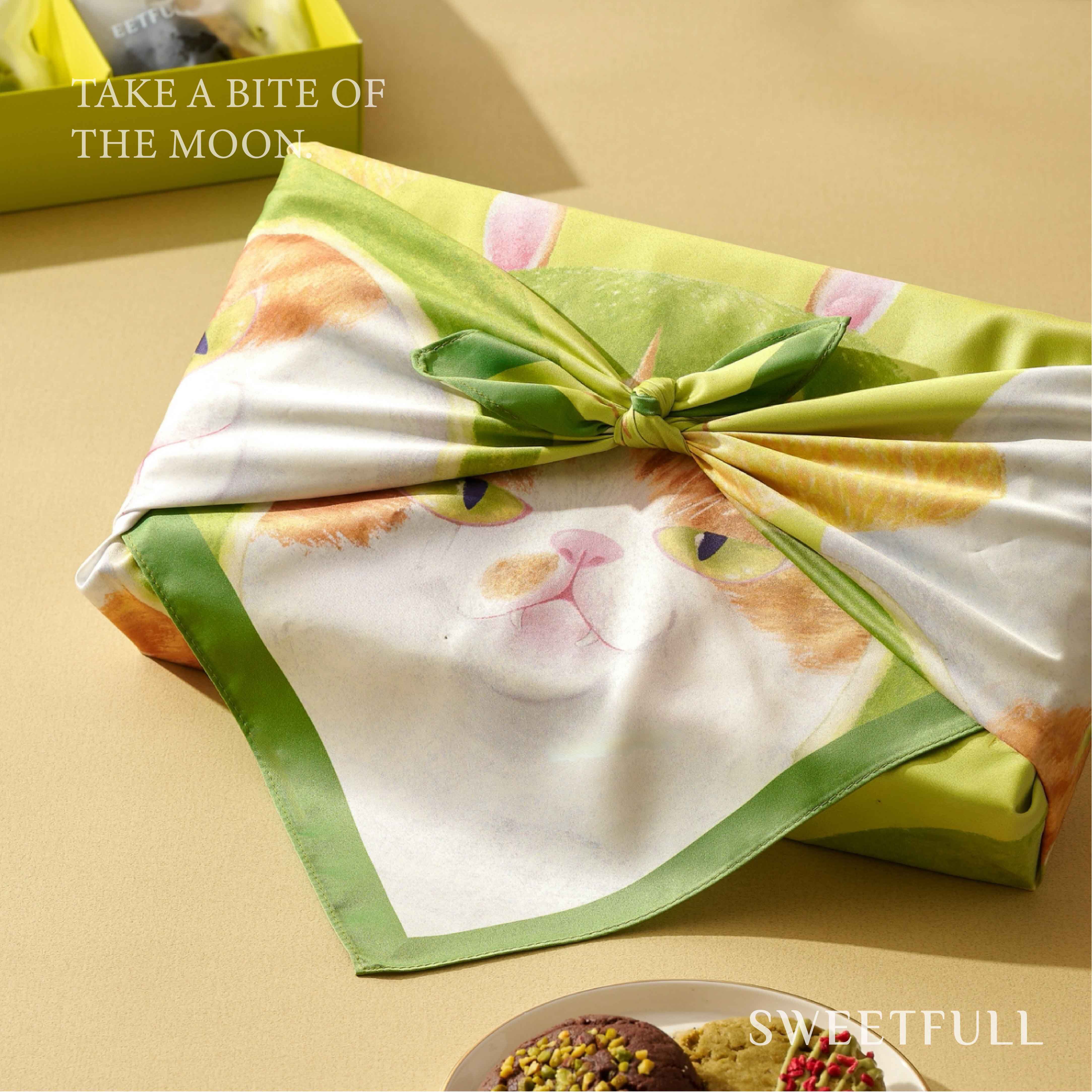 KEYTO × SWEETFULL 九入中秋典藏禮盒，以柚子帽橘貓限定聯名絲巾包裝展示