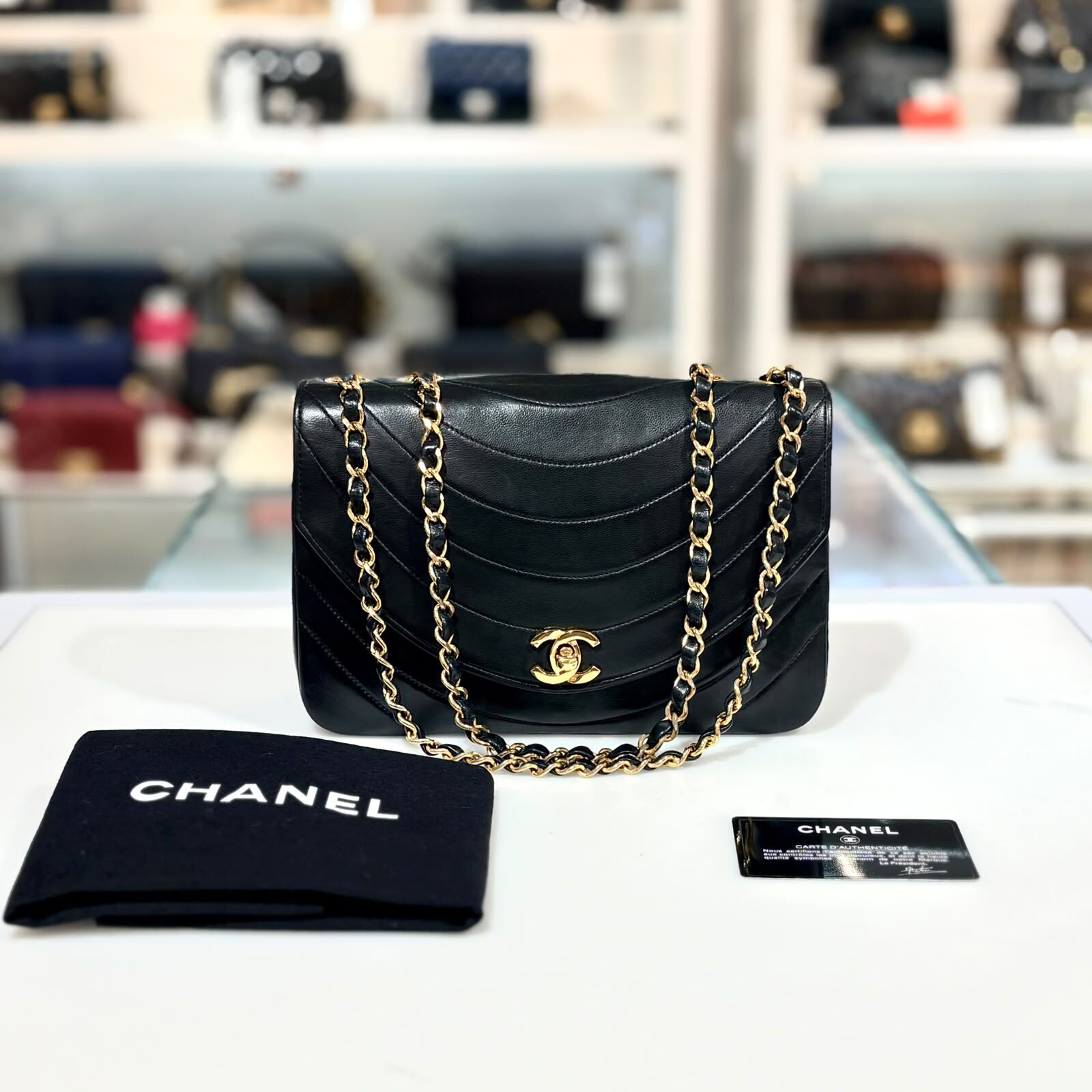 95%NEW二手CHANEL鏈袋,弧形車線 ,Vintage, Black Wave Quilted Lambskin, 黑色羊皮/金扣, #香奈兒中古包, #香榭站正品