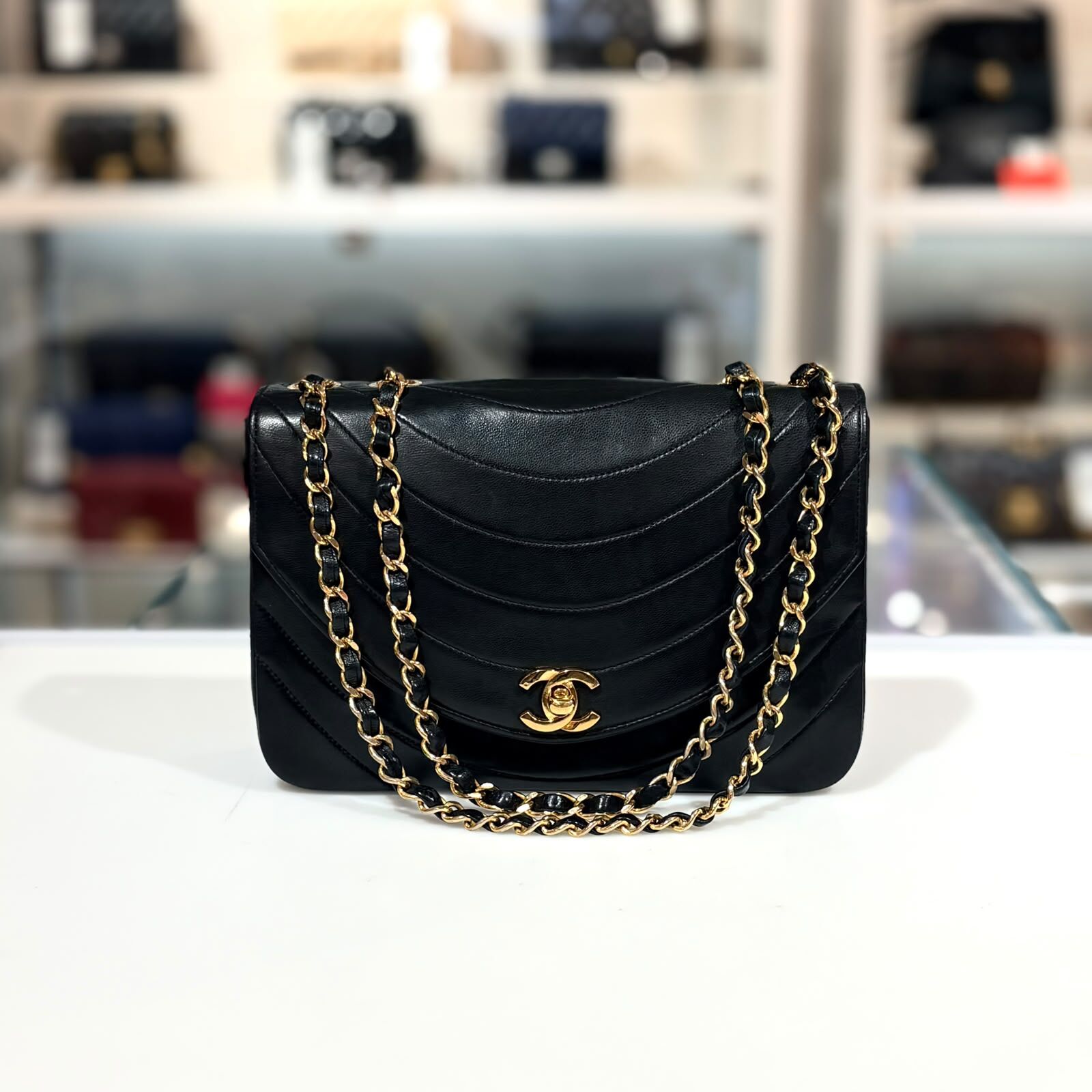 95%NEW二手CHANEL鏈袋,弧形車線 ,Vintage, Black Wave Quilted Lambskin, 黑色羊皮/金扣, #香奈兒中古包, #香榭站正品