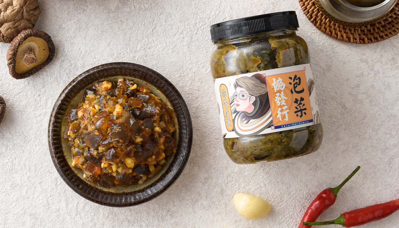 協發行「催淚蒜香皮蛋」精緻罐裝特寫,呈現Q彈質感與飽滿蒜香醬汁。