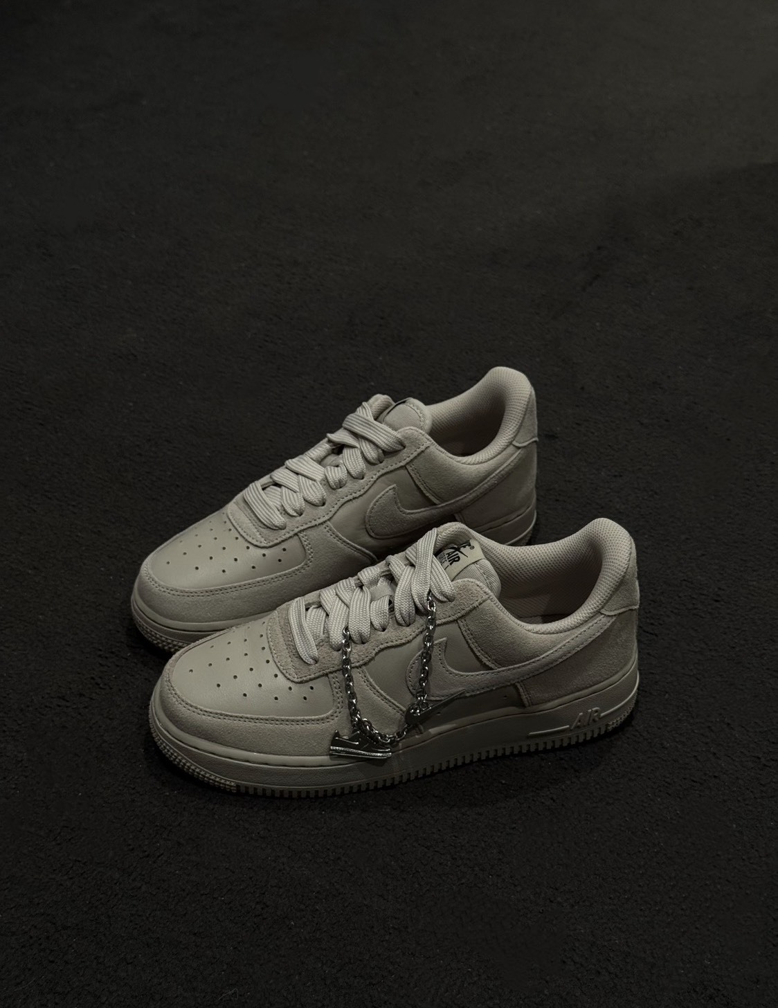 NIKE AIR FORCE 1 '07 AF1 奶茶灰 麂皮 金屬墜飾 女鞋 IV6042-236