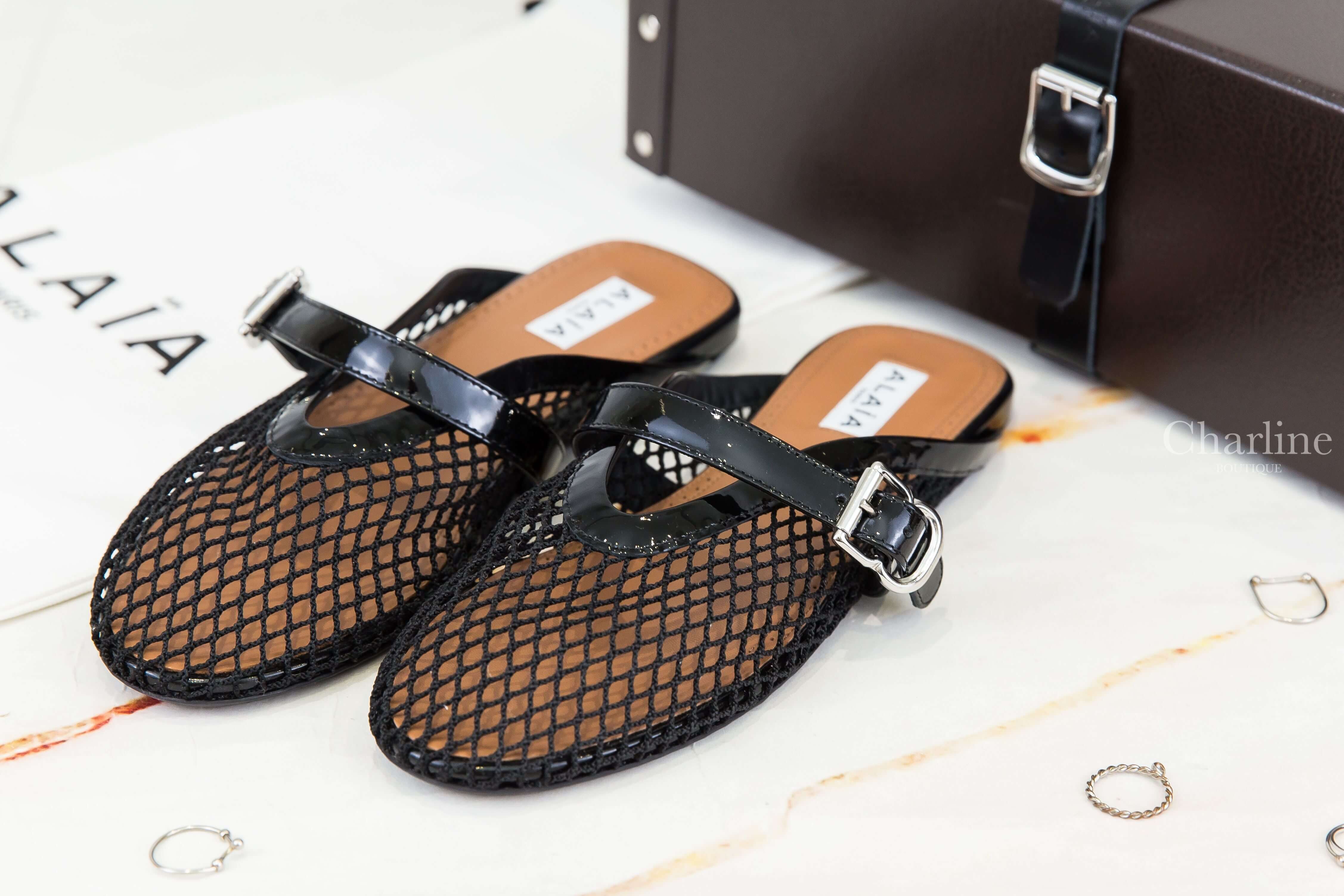 Alaïa Flat Mules In Fishnet 黑色簍空漁網狀漆皮平底芭蕾舞穆勒鞋-Charline Boutique 精品代購