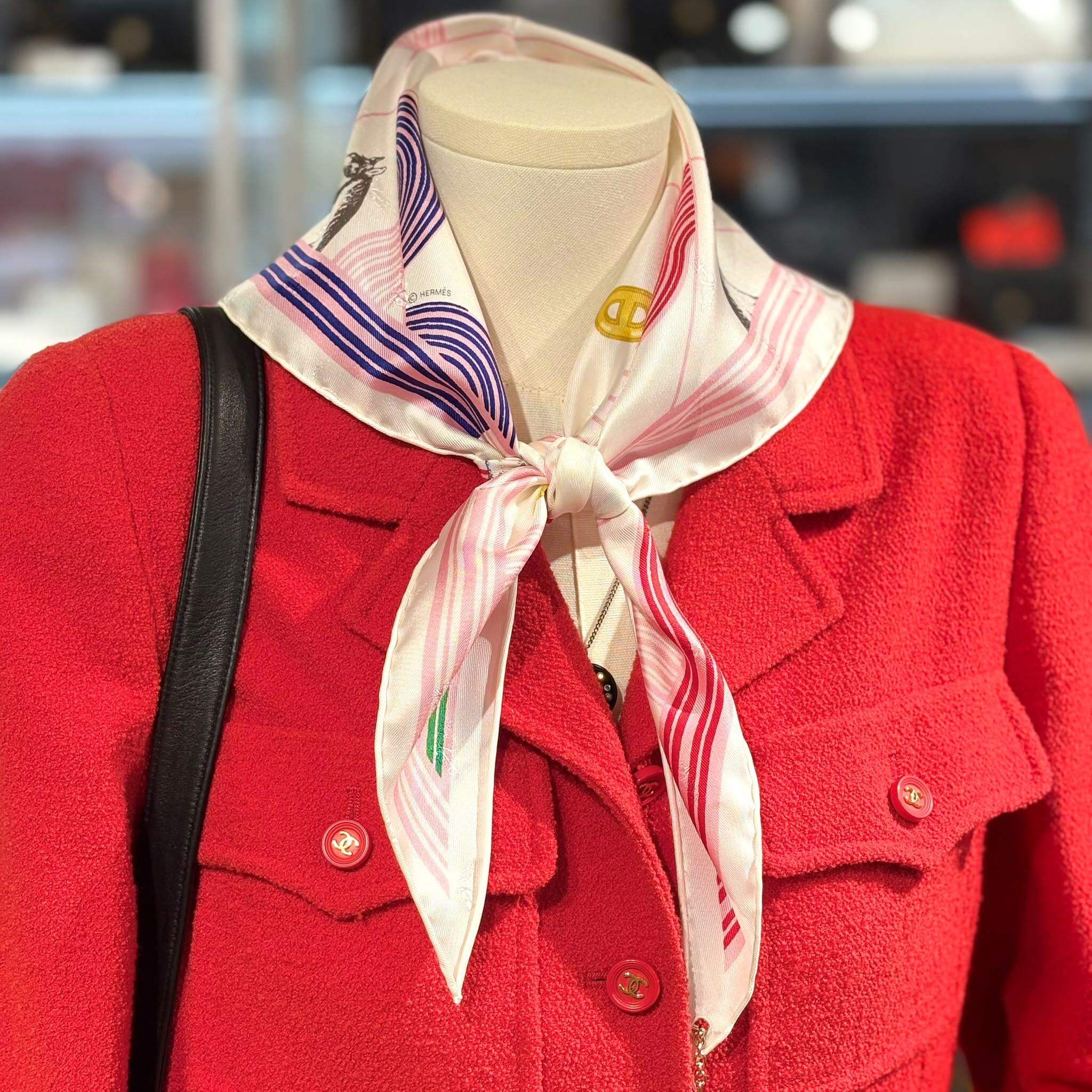 全新HERMES Scarf Garde-Robe Pop charm triangle 70 三角絲巾四葉草 吊墜白色/粉/綠 H883896S 04 #BRAND NEW #香榭站正品