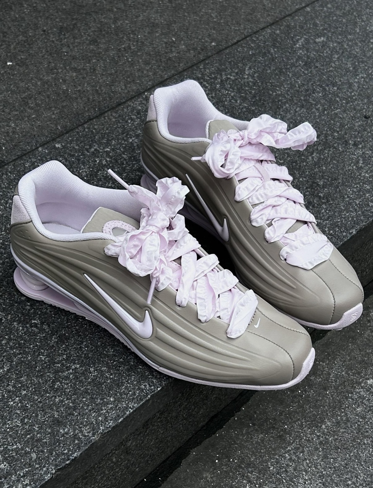 女鞋 NIKE W SHOX Z LACE 燕麥粉 氣墊 緩震 復古 緞面鞋帶 芭蕾風 彈簧鞋 運動鞋【IV6171-001】