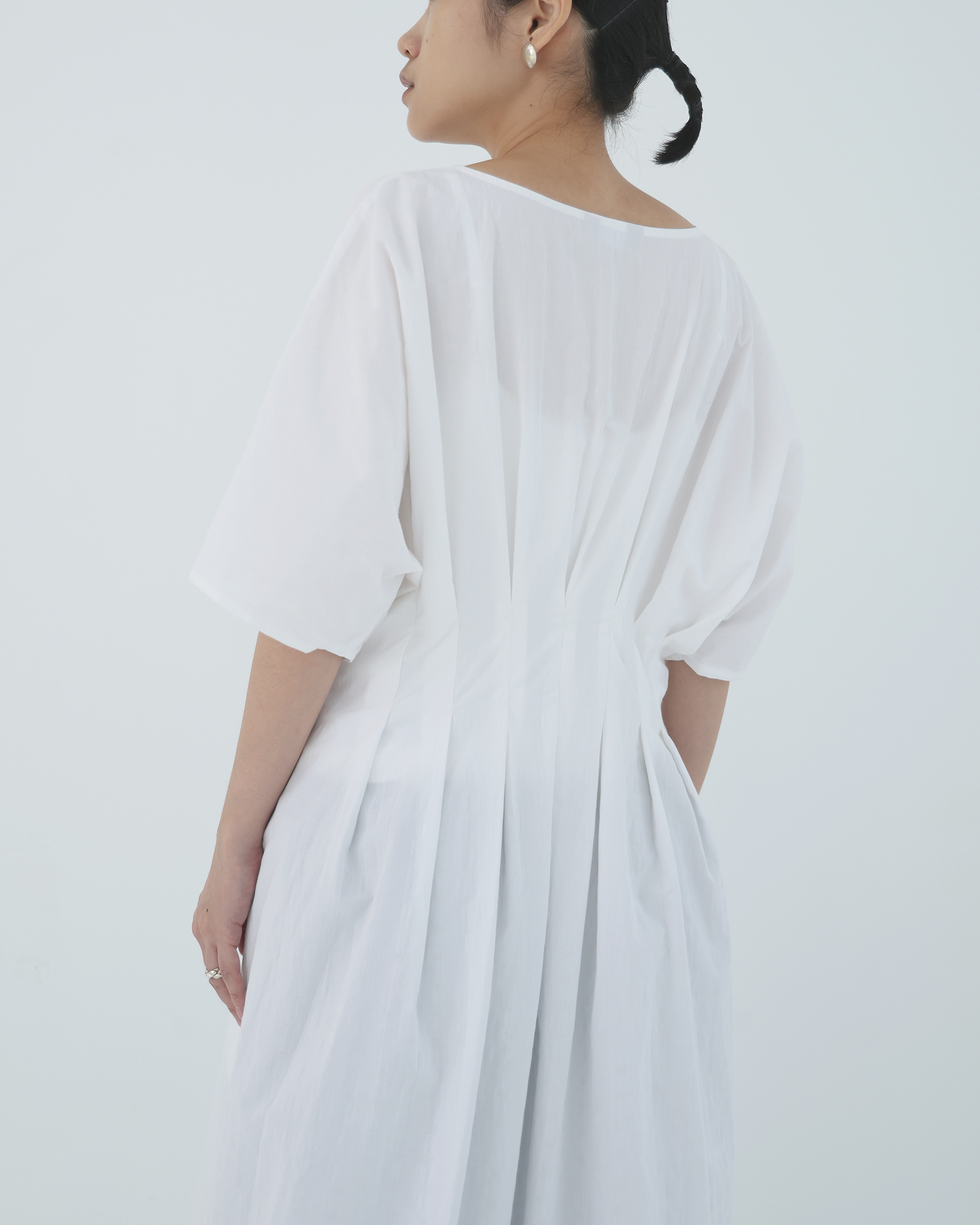 川 衣 WEAR BEING  寬領腰部打褶洋裝 壓紋白