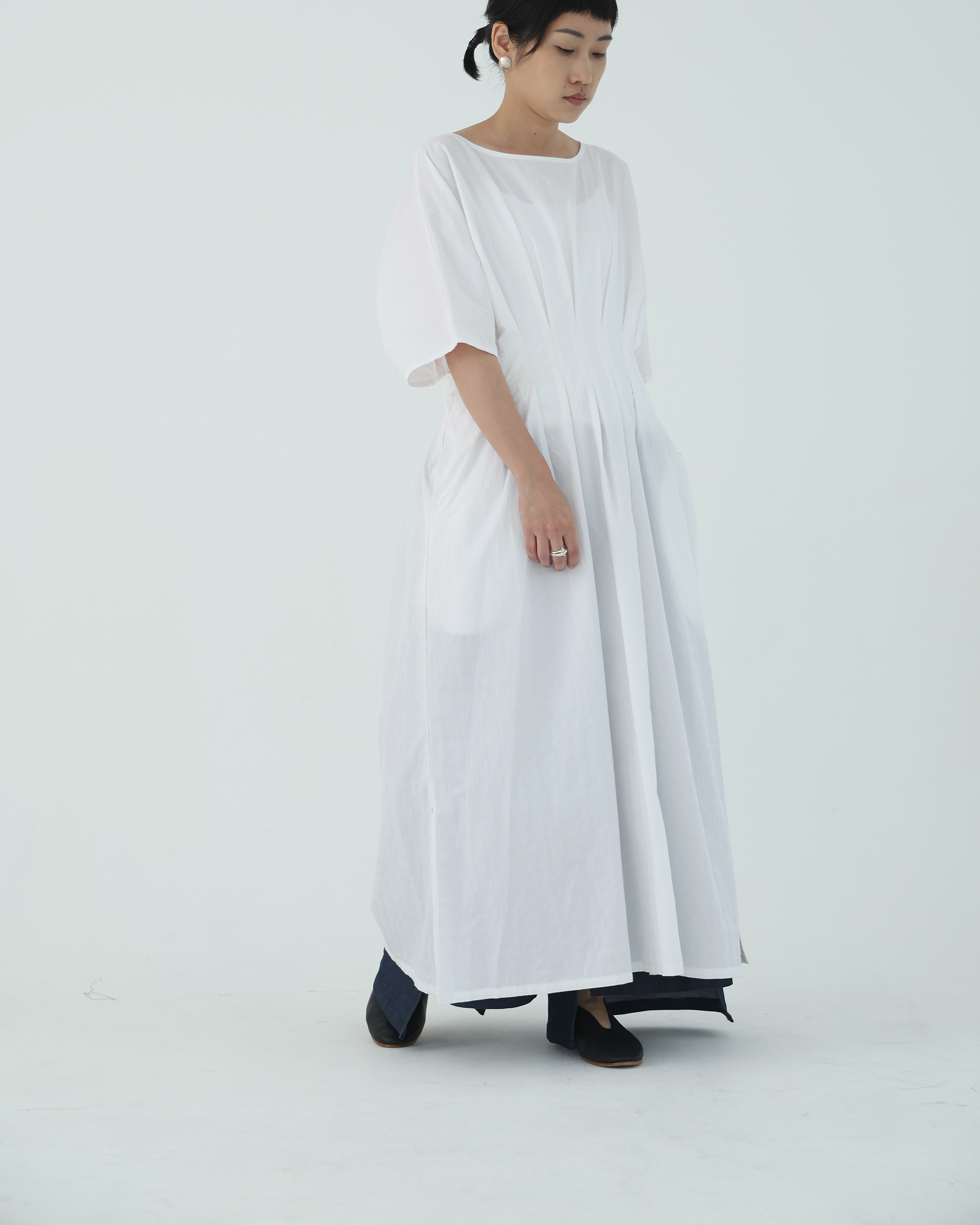川 衣 WEAR BEING  寬領腰部打褶洋裝 壓紋白