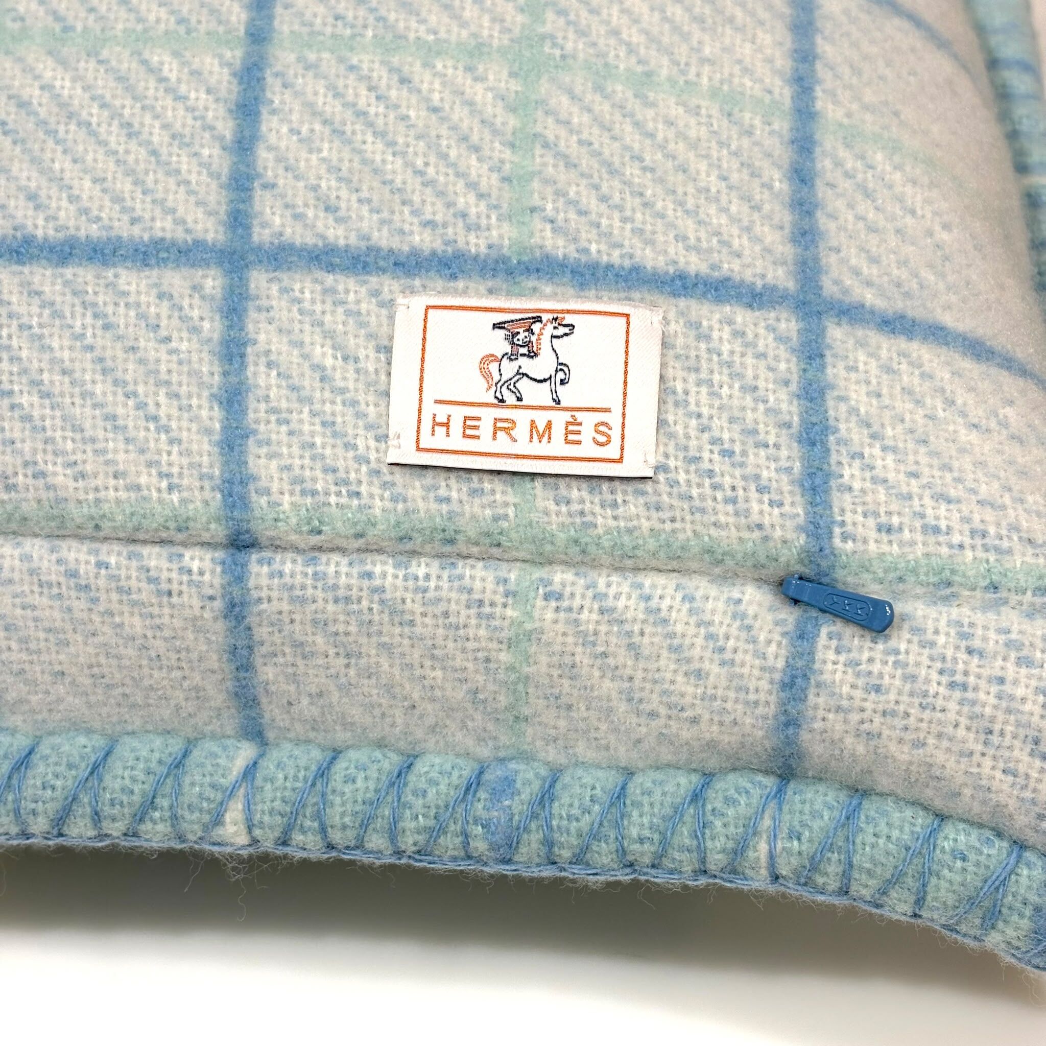 全新HERMES Avalon Cabriole 抱枕, 藍白色喀什米爾羊毛, H103468M 01, #BRAND NEW #香榭站正品