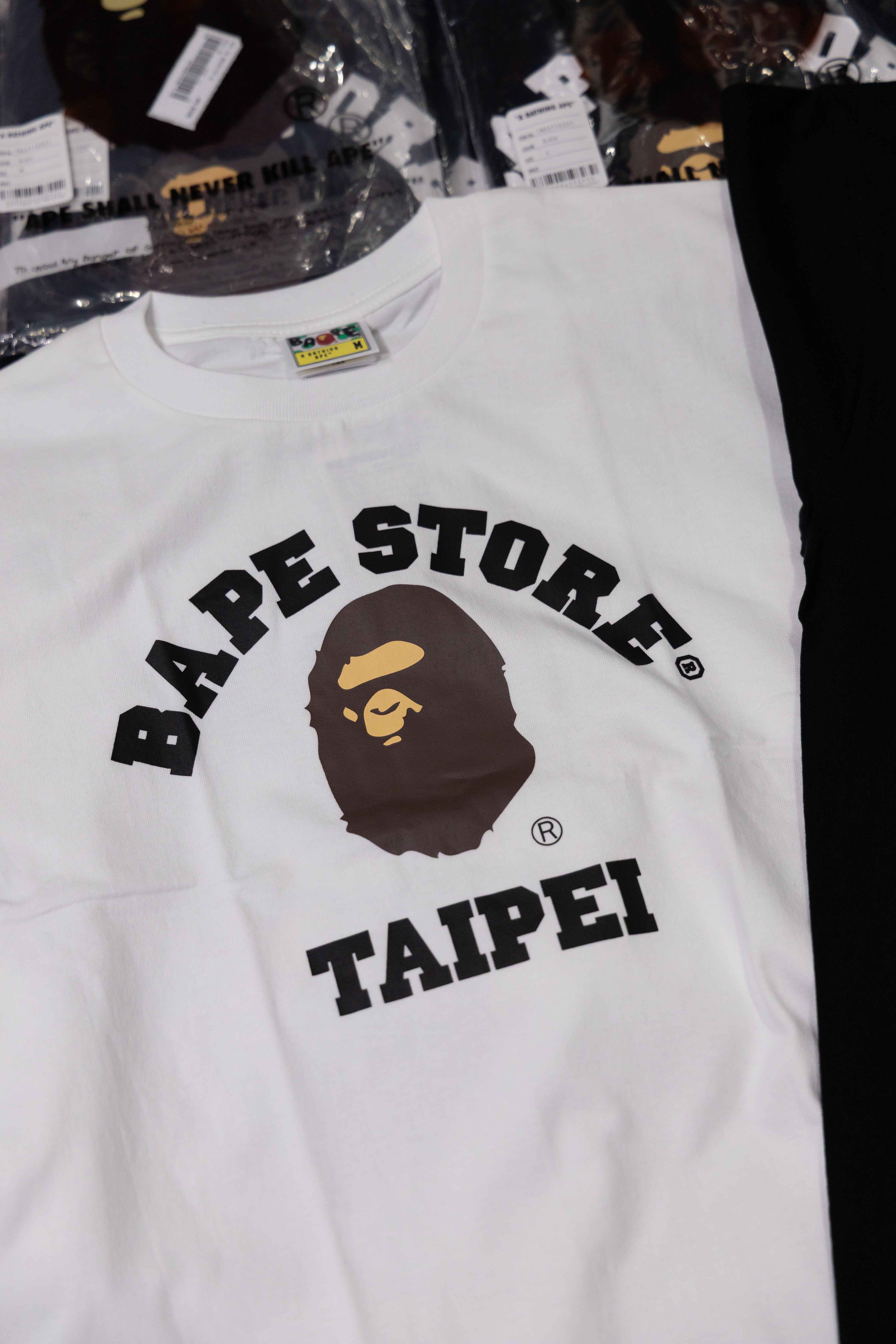 -(B3a02)-A BATHING APE TAIPEI COLLEGE TEE BAPE 小猿人 台北限定 短T