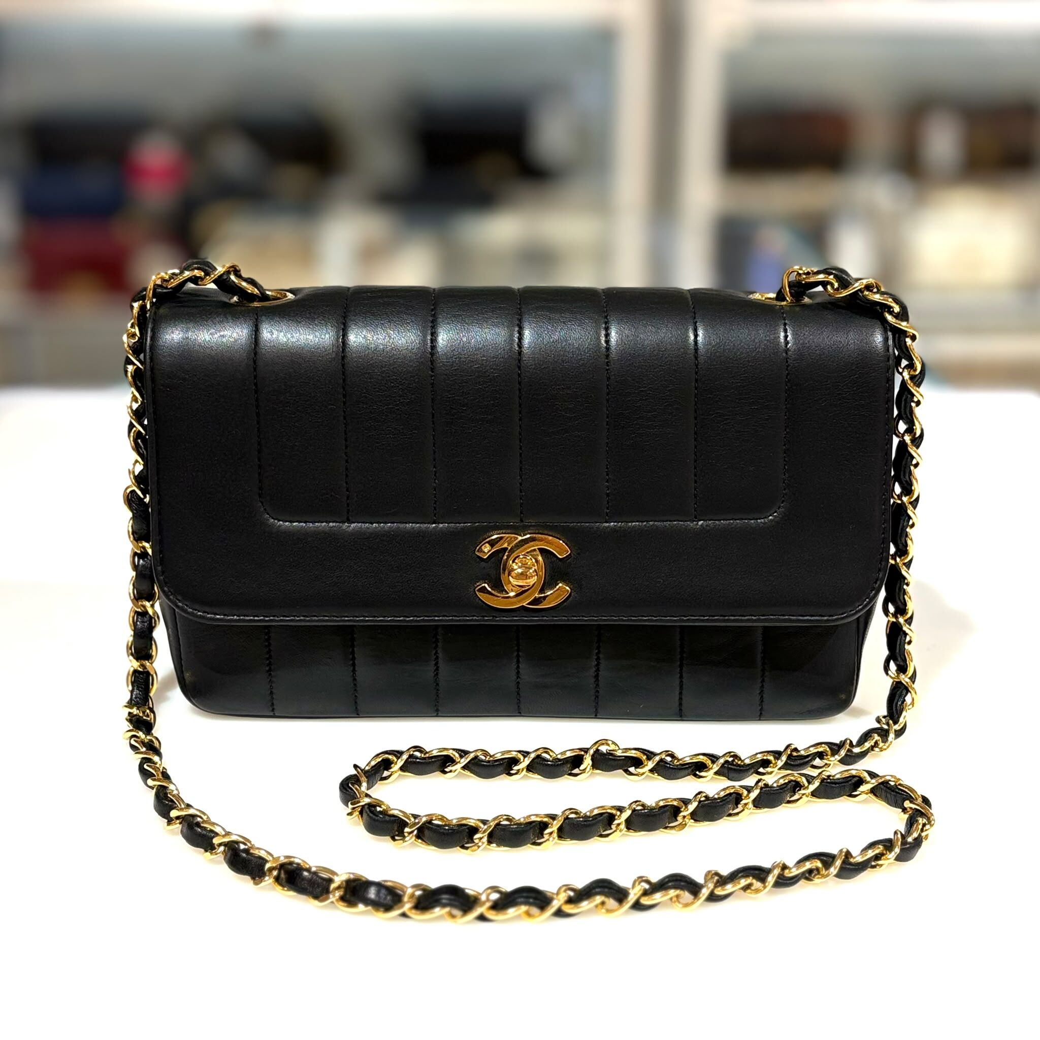 98%NEW二手CHANEL鏈條肩背包, MADEMOISELLE 直紋翻蓋, 黑色羊皮/金扣 #VINTAGE BAG #香奈兒中古包 #香榭站正品