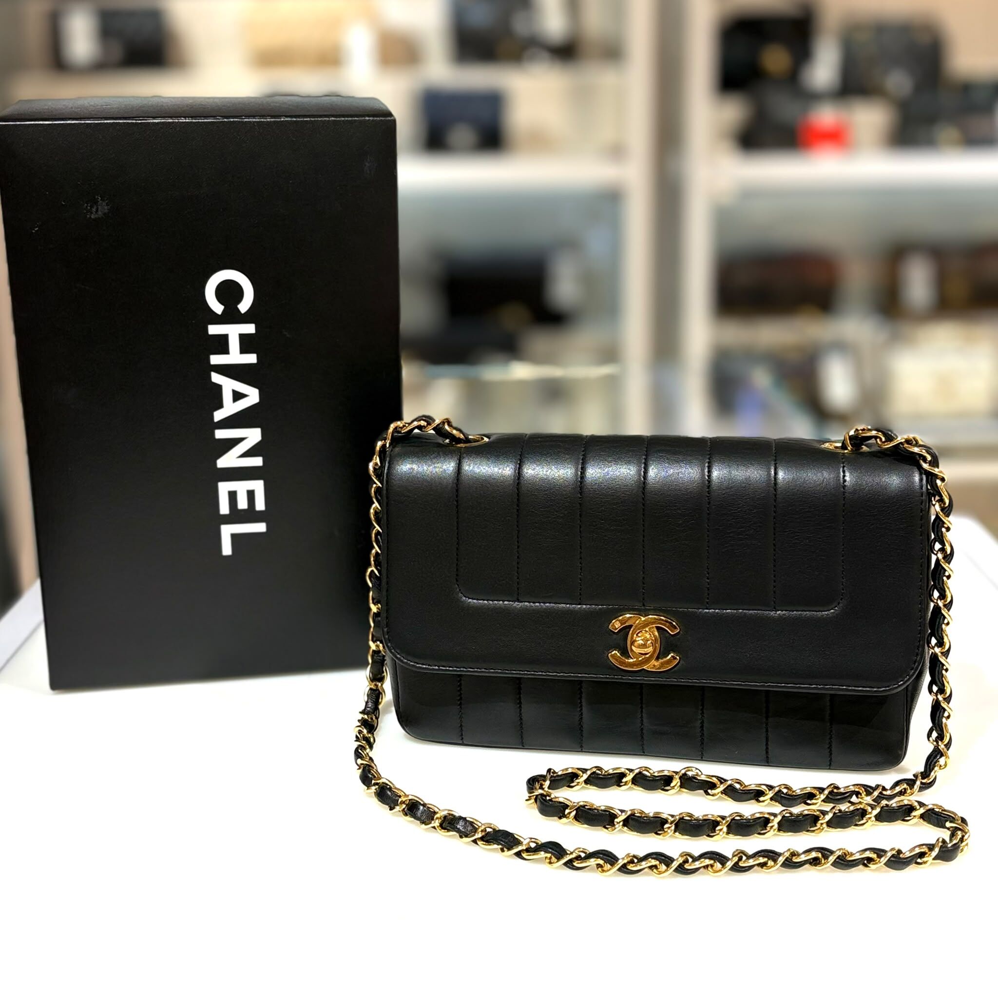 98%NEW二手CHANEL鏈條肩背包, MADEMOISELLE 直紋翻蓋, 黑色羊皮/金扣 #VINTAGE BAG #香奈兒中古包 #香榭站正品