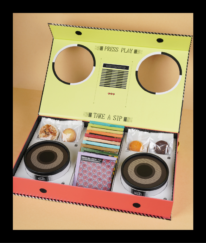aaah BOOMBOX 咖啡點心禮盒俯視特寫，呈現豐富擺設與設計質感