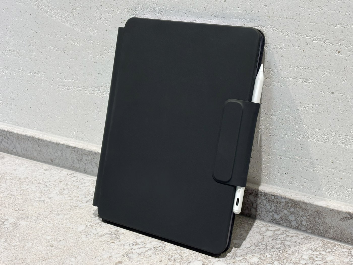 eiP HyperKeys 合蓋外觀，Apple Pencil 收於專屬筆槽