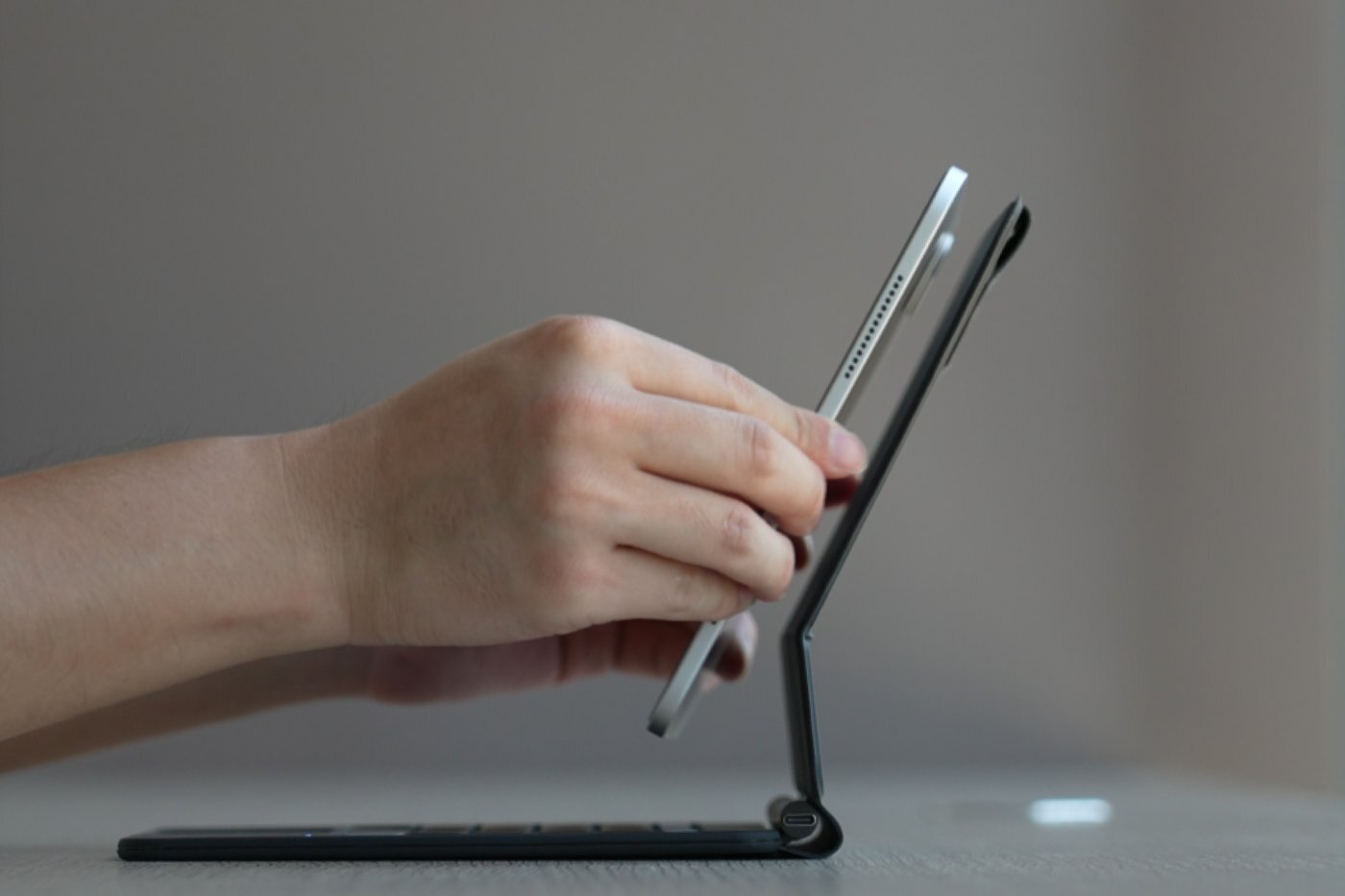 eiP HyperKeys 轉軸旁的 USB-C 充電孔與藍色背光