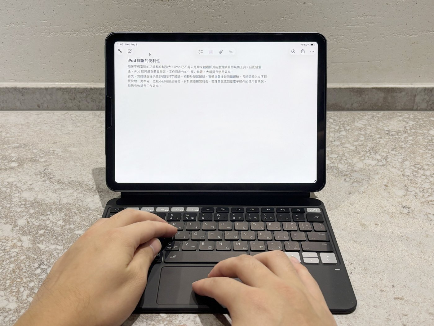 雙手在 eiP HyperKeys 上打字，畫面顯示中文筆記