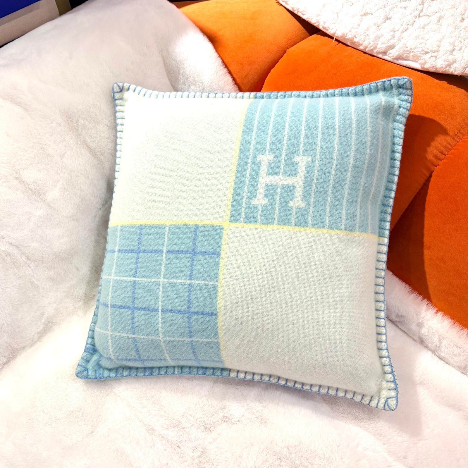 全新HERMES Avalon Cabriole 抱枕, 藍白色喀什米爾羊毛, H103468M 01, #BRAND NEW #香榭站正品