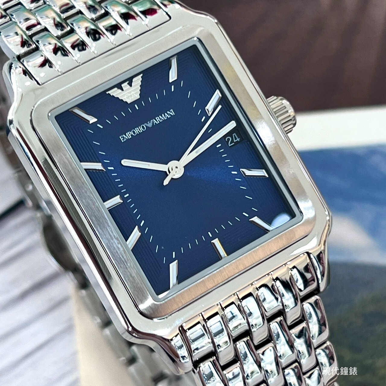 【EMPORIO ARMANI 亞曼尼】亞曼尼復古方形日期手錶AR11754 31mm 現代鐘錶