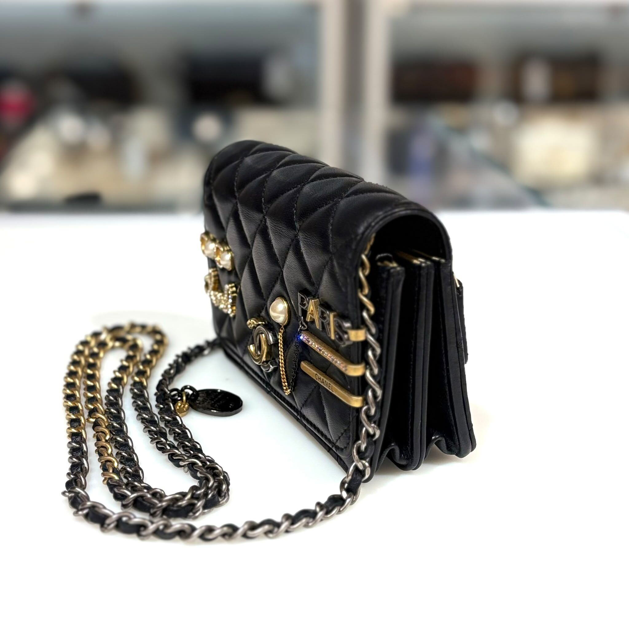 99%NEW二手CHANEL AP2510  MINI WOC 黑色羊皮珍珠裝飾金屬徽章 #香榭站正品