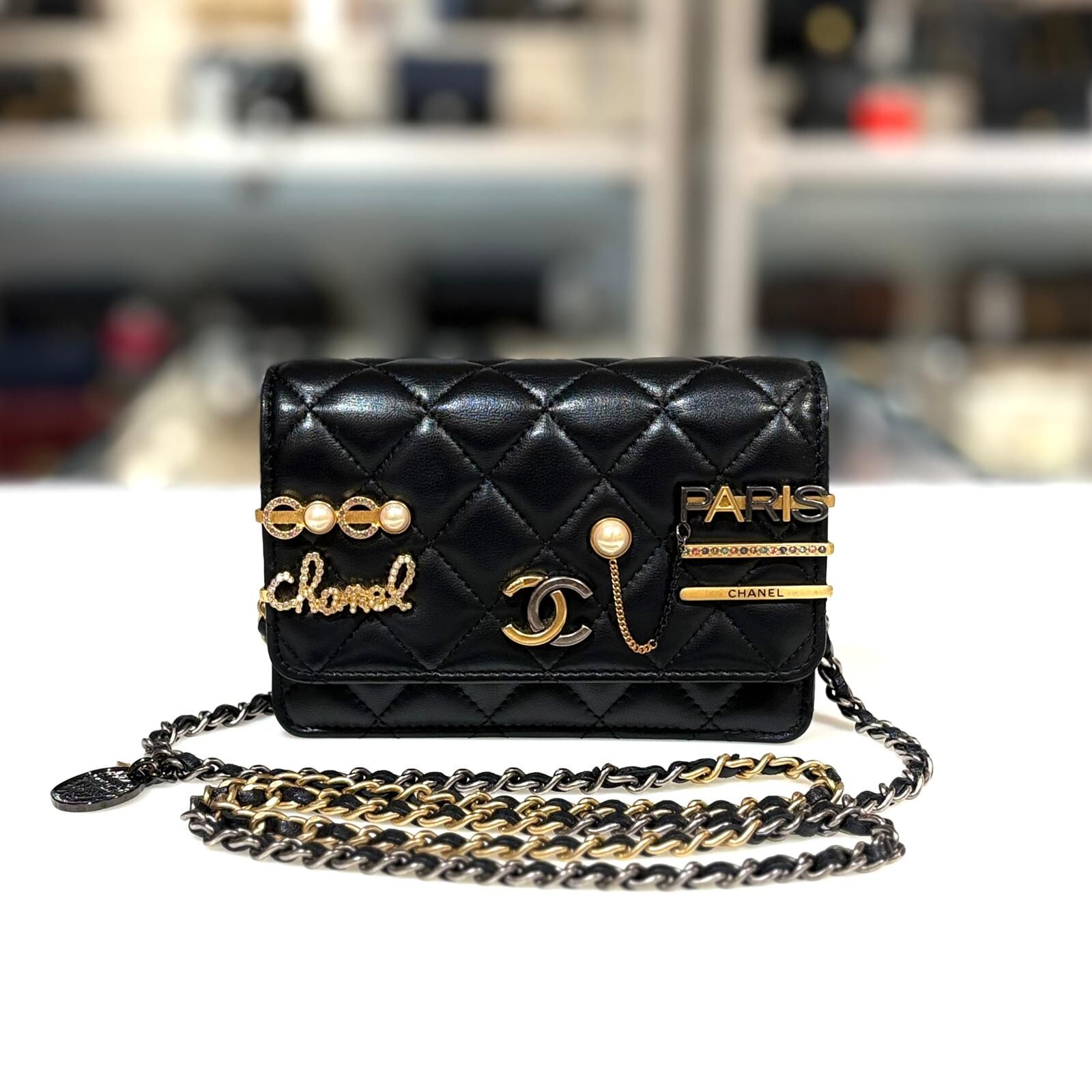 99%NEW二手CHANEL AP2510  MINI WOC 黑色羊皮珍珠裝飾金屬徽章 #香榭站正品