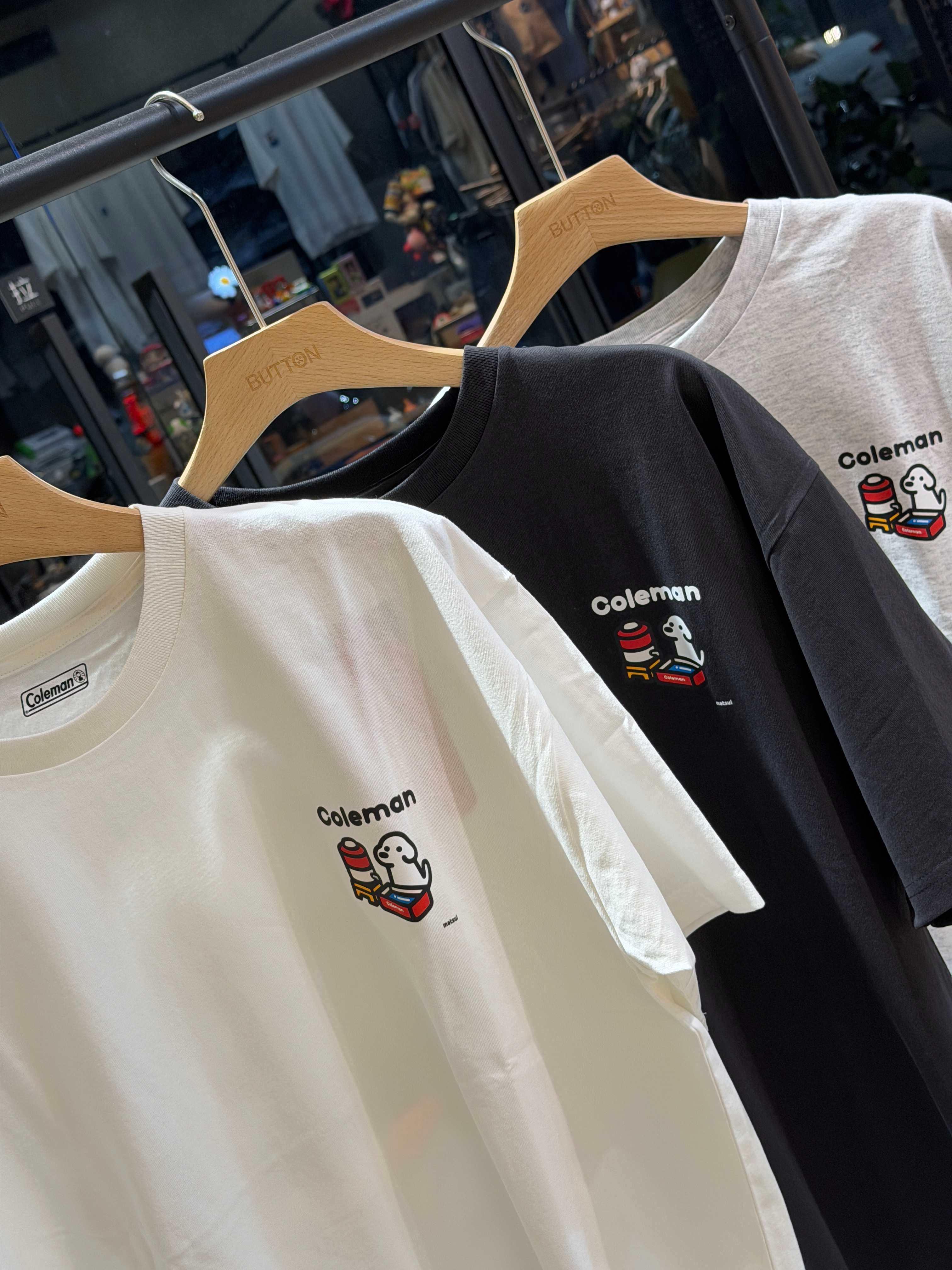 【現貨】Coleman X matsui XFreak’s store 三方聯名 露營場地 短tee CM5620