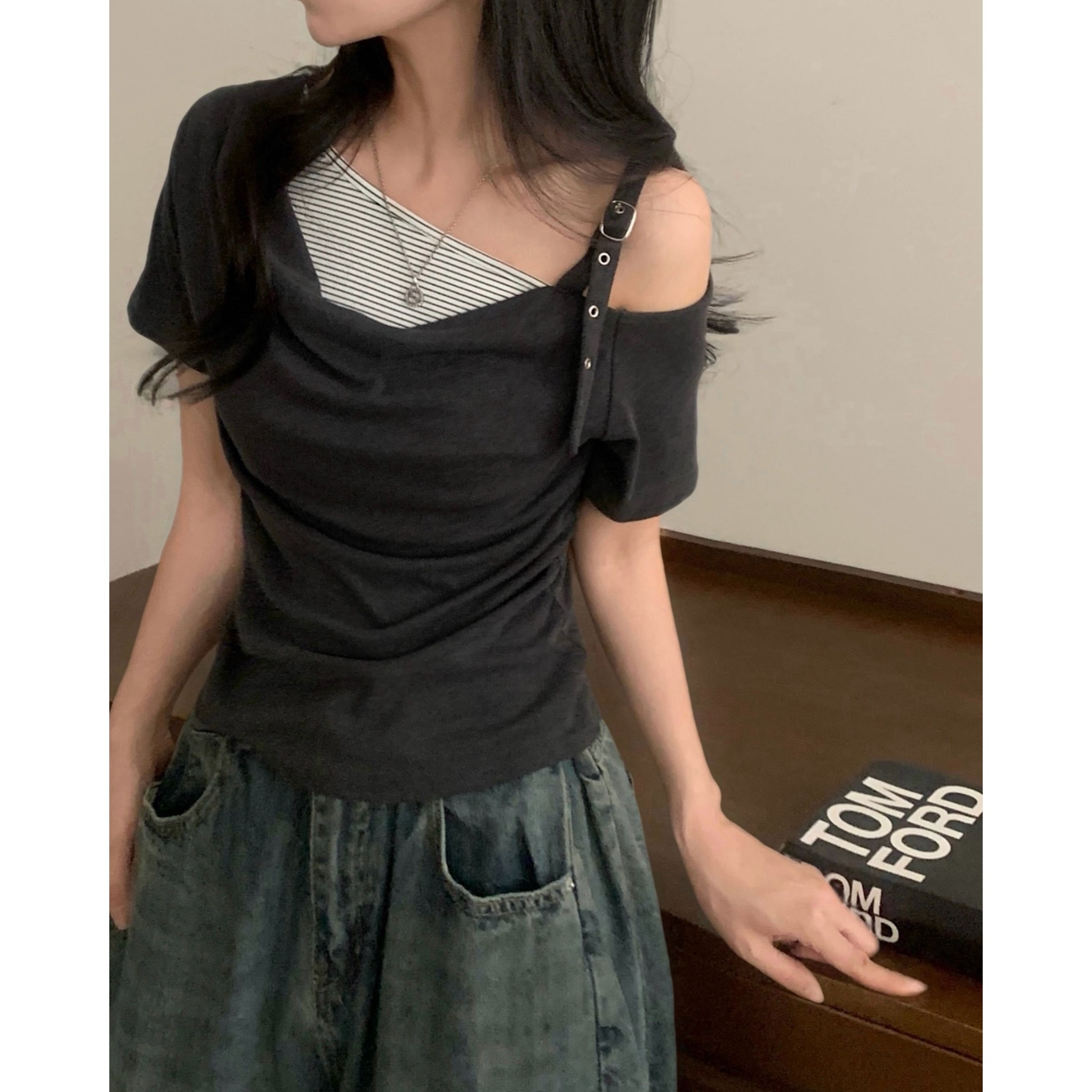 <尾貨出清>XIN OUTLET 韓國 扣環 短袖 微露肩 四色
