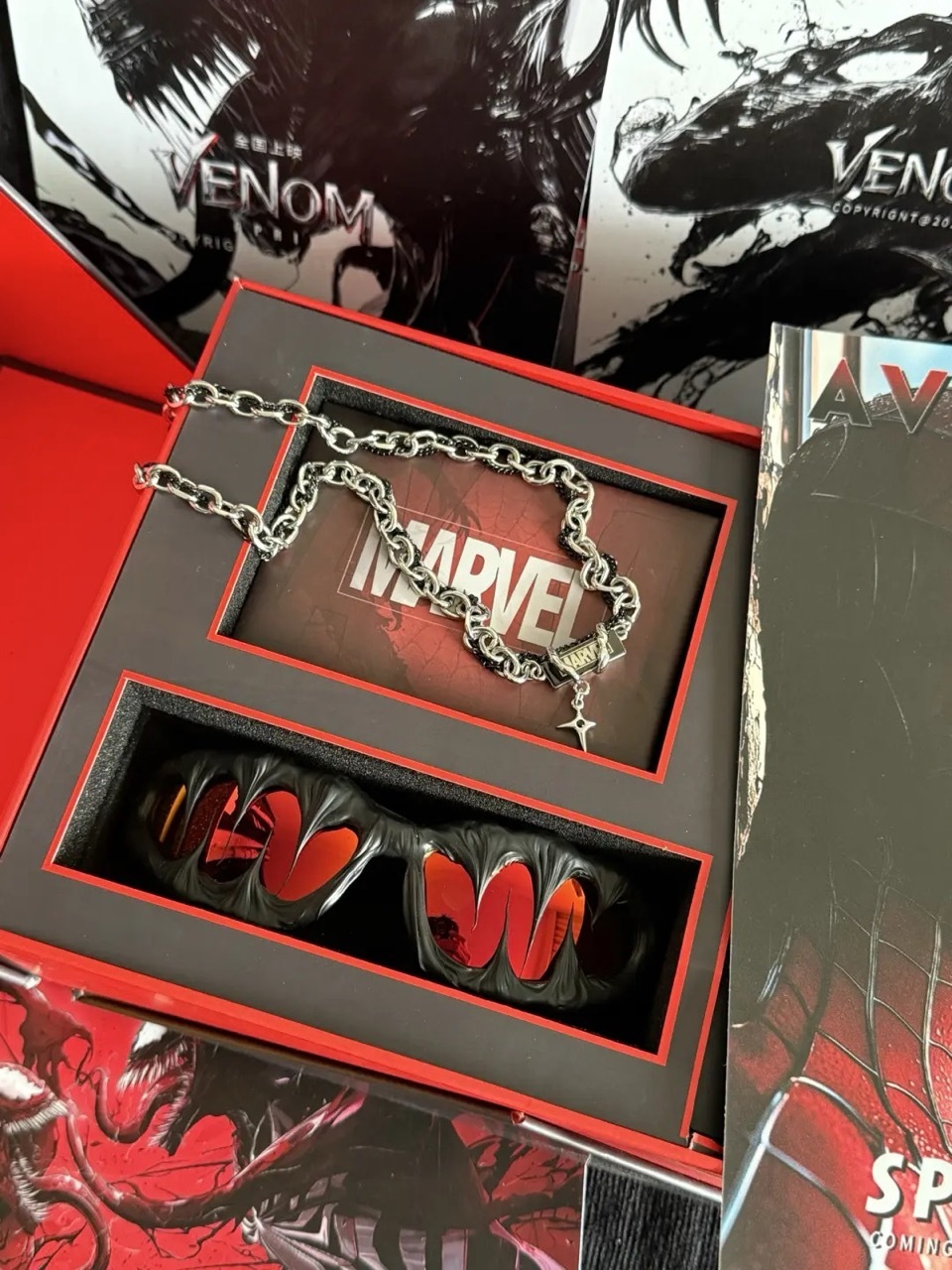 🕷️ DISNEY X MARVEL 迪士尼 漫威 猛毒 黑曜石 纏繞式 拼接十字架 四芒星 項鍊 墨鏡 海報 禮盒 官方正版授權 / 預購