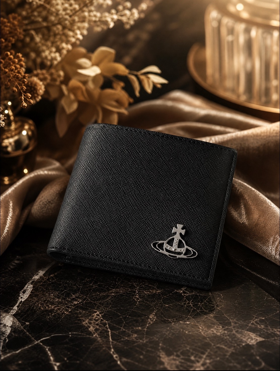 【APAIR】預購 Vivienne Westwood Logo Saffiano Wallet Black 西太后 防刮皮革 對折短夾
