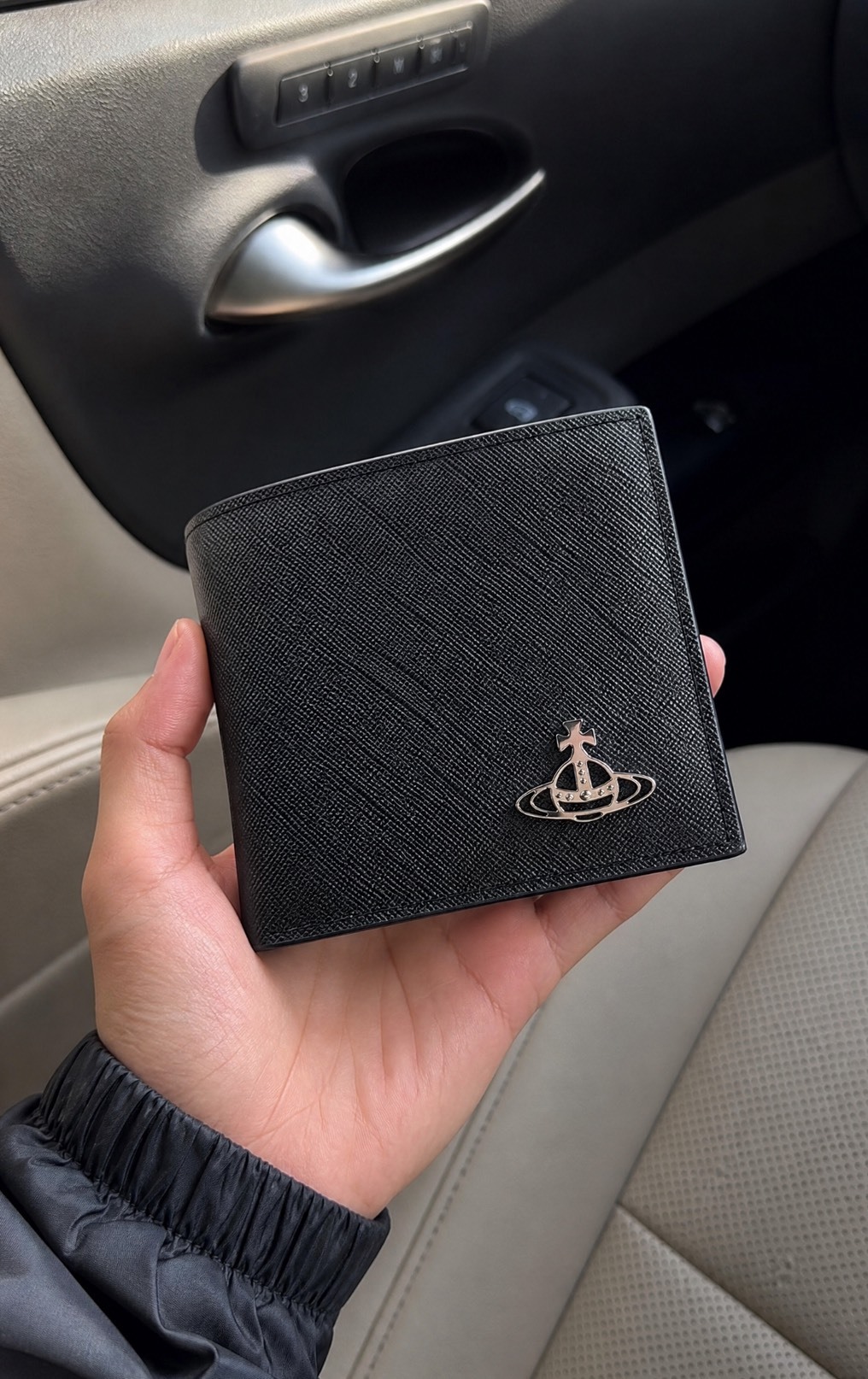 【APAIR】預購 Vivienne Westwood Logo Saffiano Wallet Black 西太后 防刮皮革 對折短夾