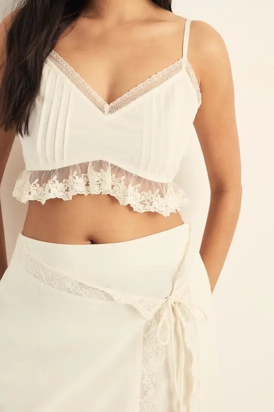 Cream奶油色v領蕾絲飾邊Bralet+高腰網紗蕾絲綁帶短裙套裝
