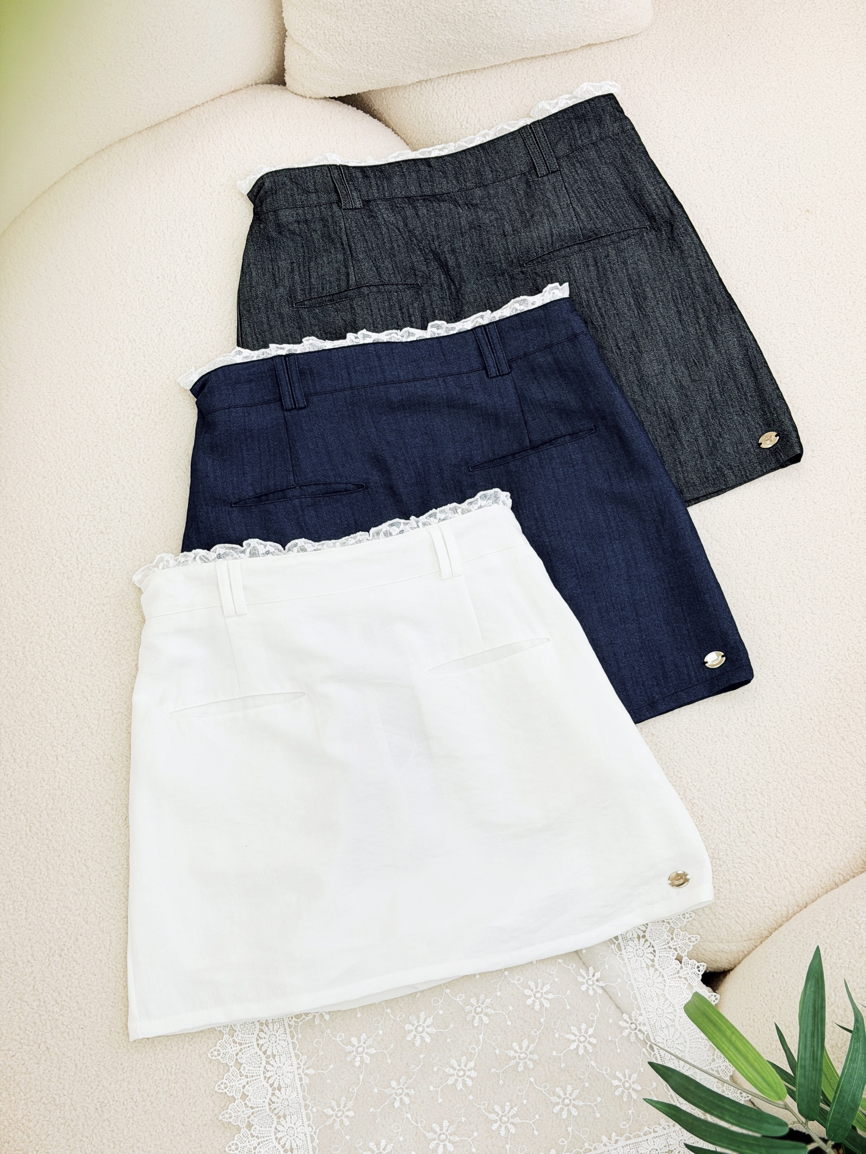 三色 / 蕾絲腰圍貼袋竹節棉短裙 / Lace-Trim Patch Pocket Slub Cotton Mini Skirt