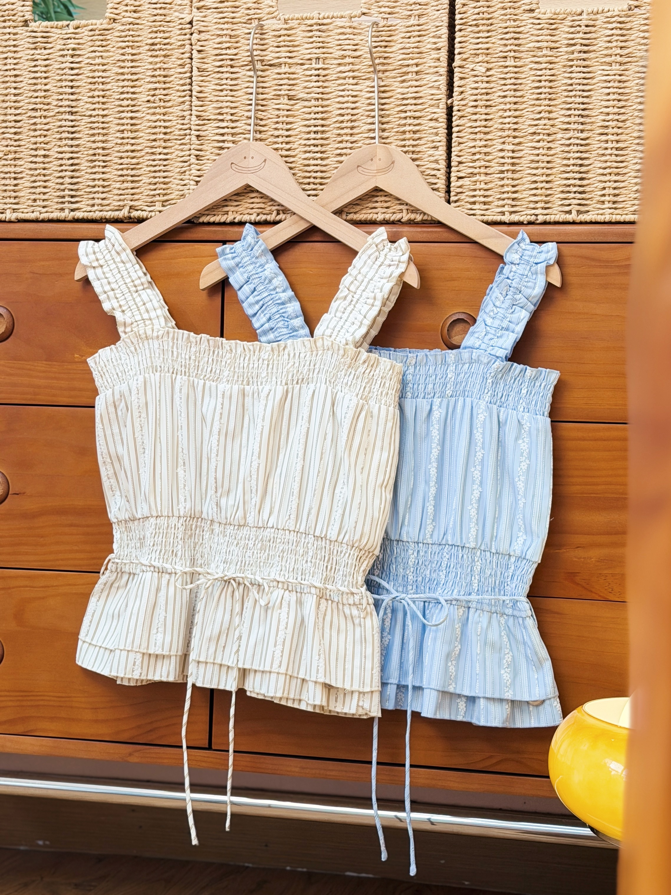 兩色 / 雕花細間紋束褶修腰背心 / Floral Print Striped Smocked Peplum Top