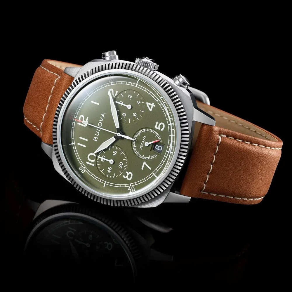 萬年鐘錶 - BULOVA 寶路華  綠色錶盤 VWI 特別版軍用計時石英男錶 96B482 錶徑 42.5MM
